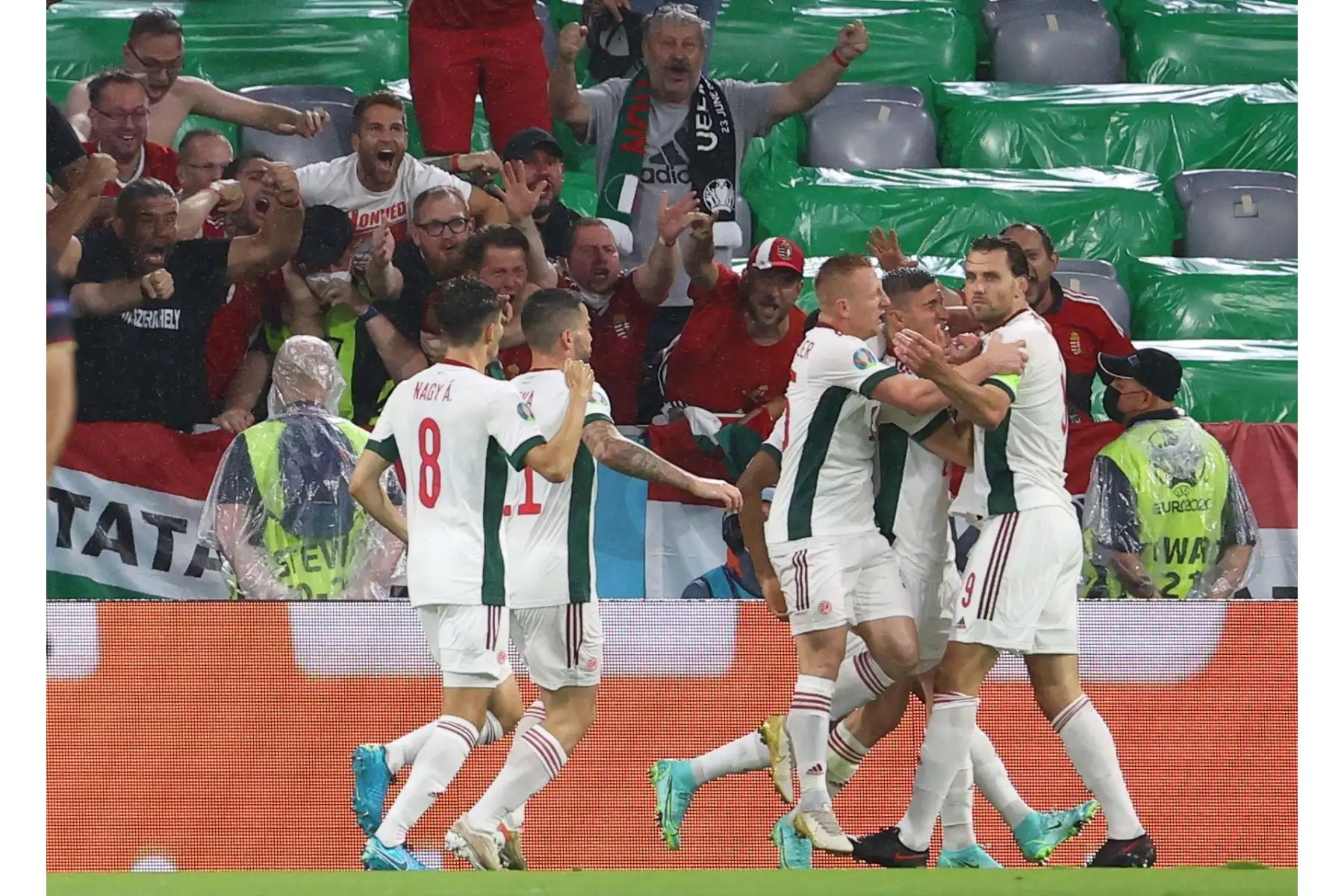Adam Szalai de Hungría celebra con sus compañeros de equipo tras marcar el 0-1 en el partido preliminar del grupo F de la UEFA EURO 2020. Foto: AFP