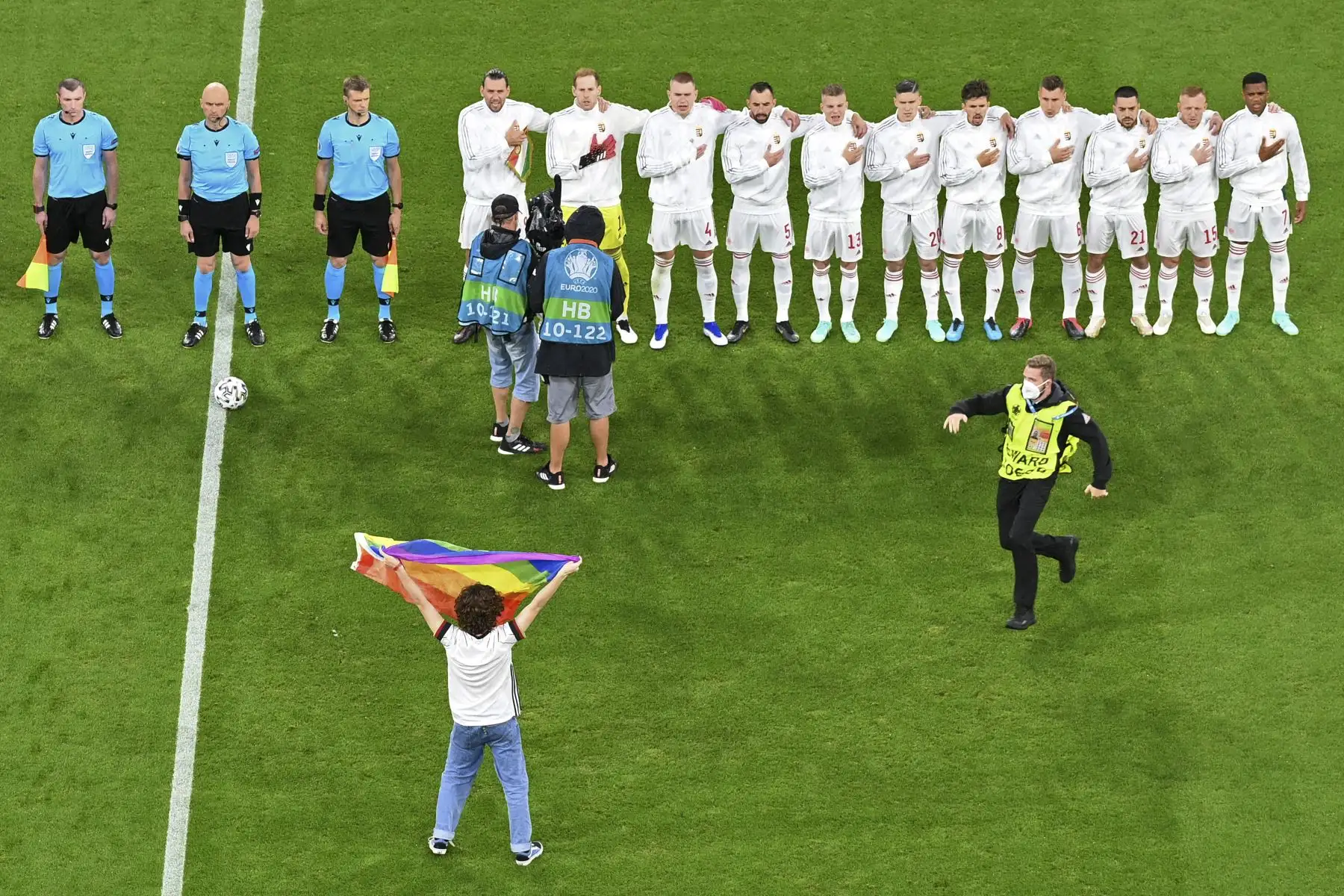 Activista con bandera arcoíris ingresó la cancha durante el partido entre Alemania y Hungría por el Grupo F de la UEFA EURO 2020, en el Allianz Arena de Munich. Foto: AFP