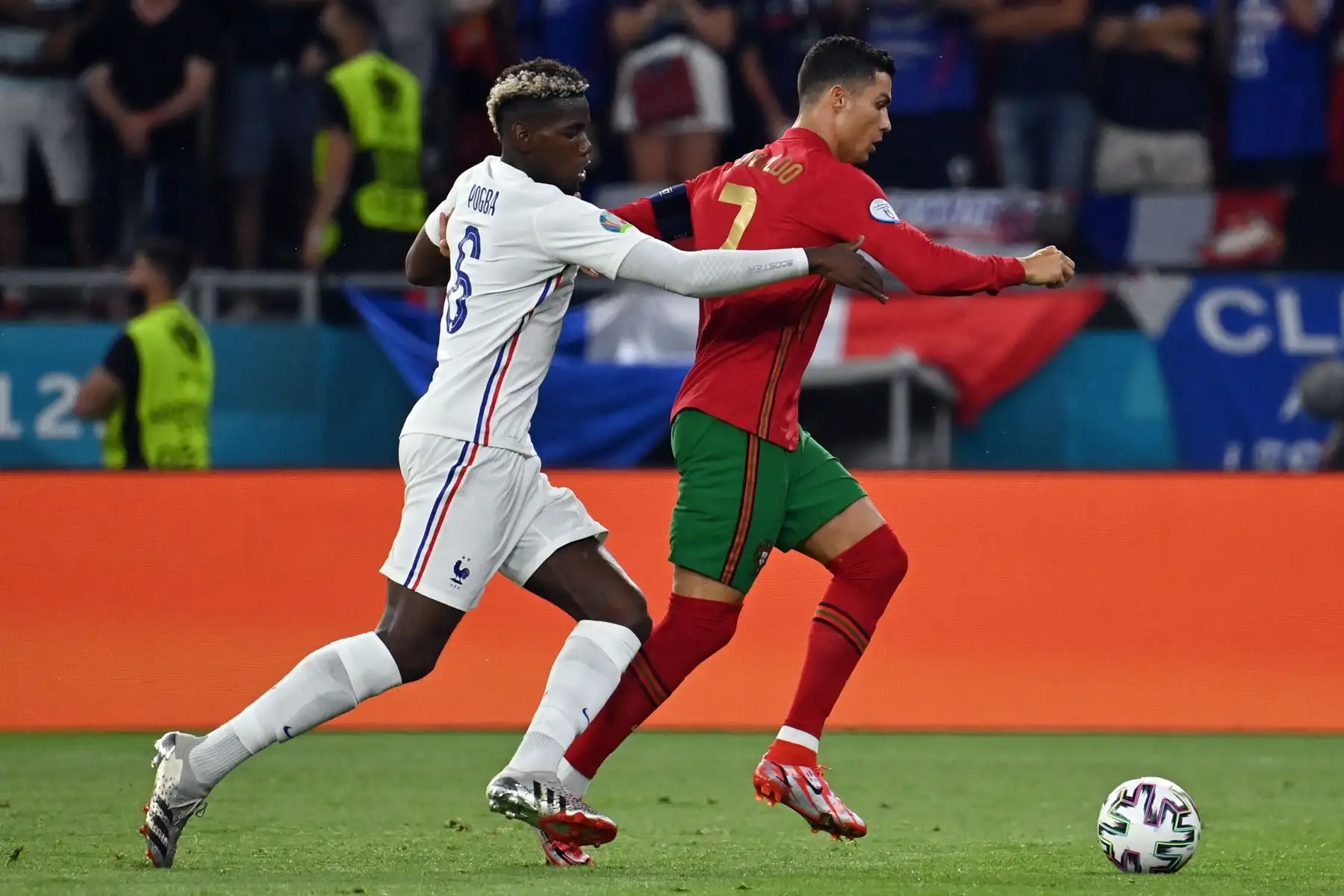 Cristiano Ronaldo de Portugal en acción contra Paul Pogba de Francia durante el partido por el grupo F de la UEFA EURO 2020, en Budapest, Hungría. Foto: EFE