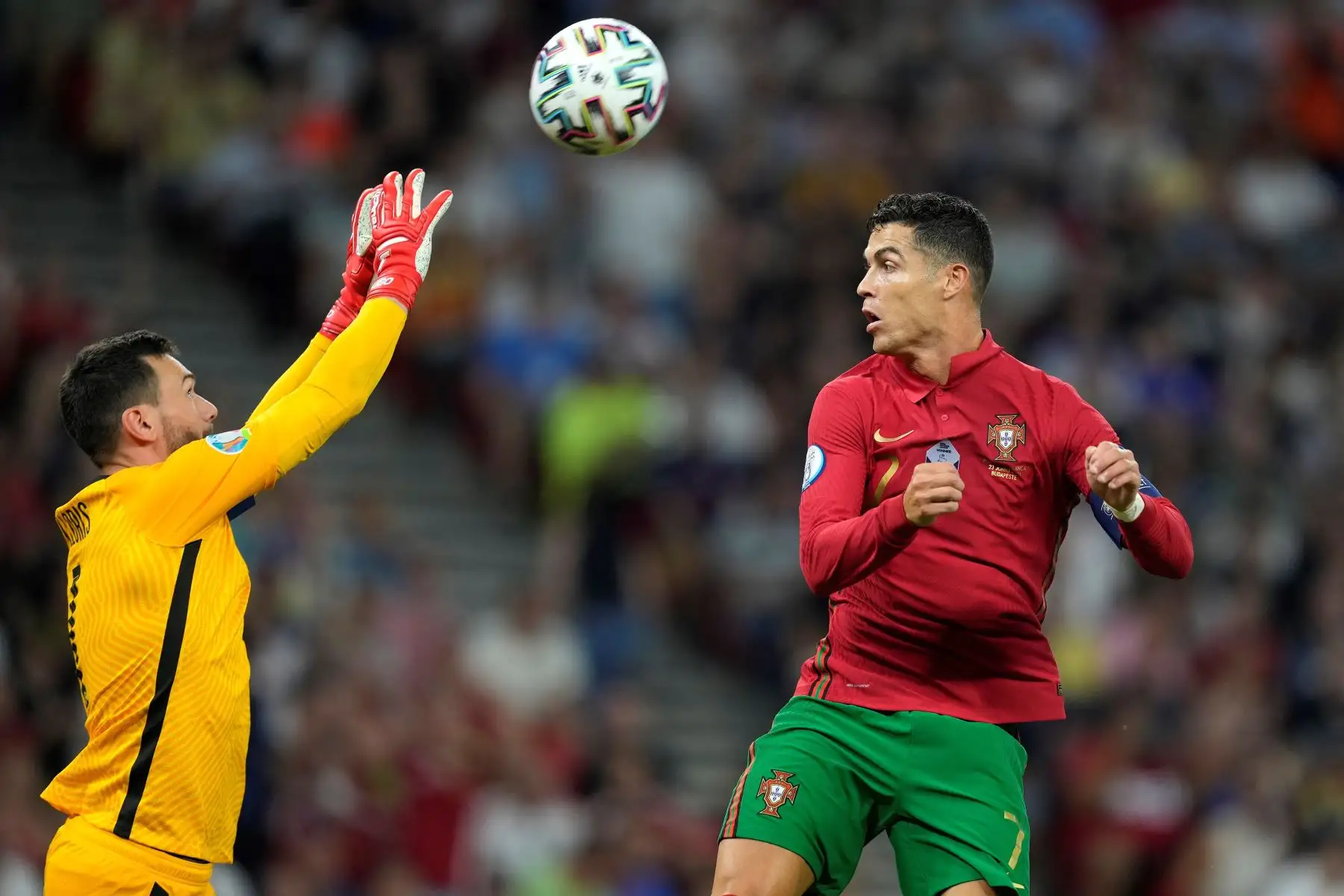 Cristiano Ronaldo de Portugal en acción contra Hugo Lloris de Francia durante el partido por la ronda preliminar del grupo F de la UEFA EURO 2020, en Budapest, Hungría. Foto: EFE