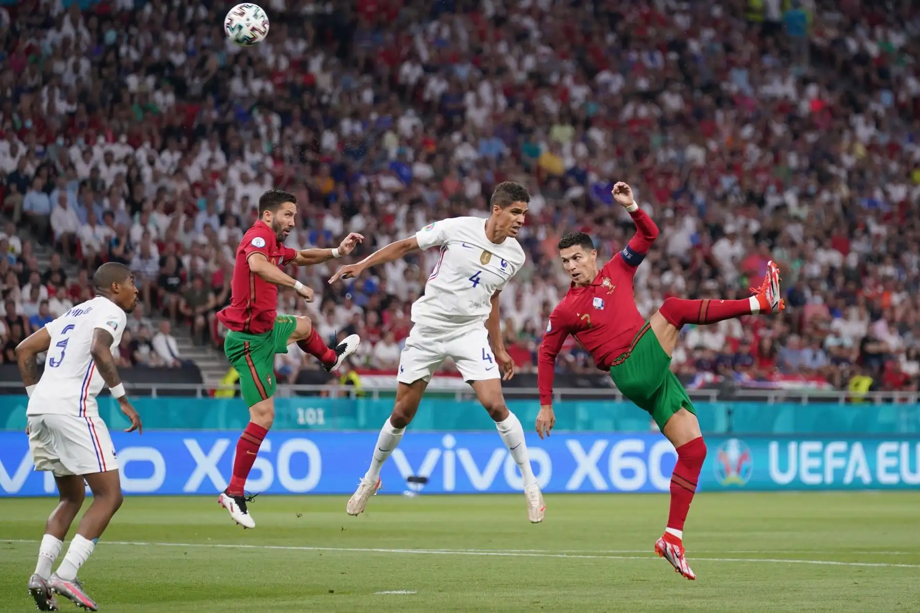 Cristiano Ronaldo de Portugal en acción contra Raphael Varane de Francia durante el partido por el Grupo F de la UEFA EURO 2020, en Budapest, Hungría. Foto: EFE