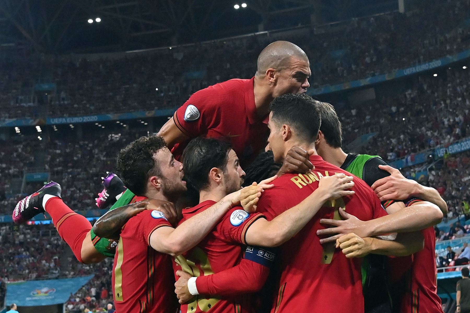 Los jugadores de Portugal celebran después de que Cristiano Ronaldo anotara de penalti el 1-0 ante Francia por el Grupo F de la UEFA EURO 2020, en Budapest, Hungría. Foto: EFE