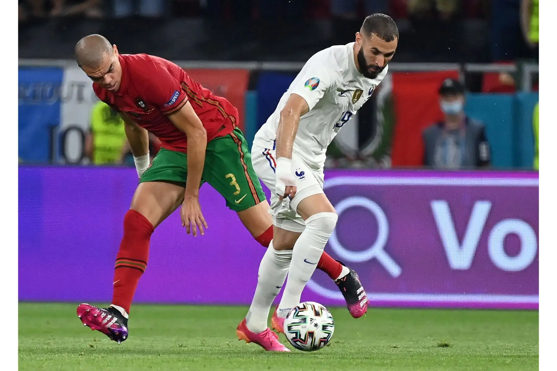 Pepe de Portugal en acción contra Karim Benzema de Francia durante el partido por el grupo F de la UEFA EURO 2020, en Budapest, Hungría. Foto: EFE