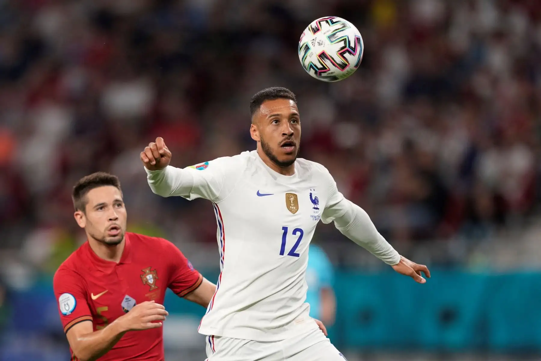 Rapheël Guerreiro de Portugal en acción contra Corentin Tolisso de Francia durante el partido por el Grupo F de la UEFA EURO 2020, en Budapest, Hungría. Foto: EFE