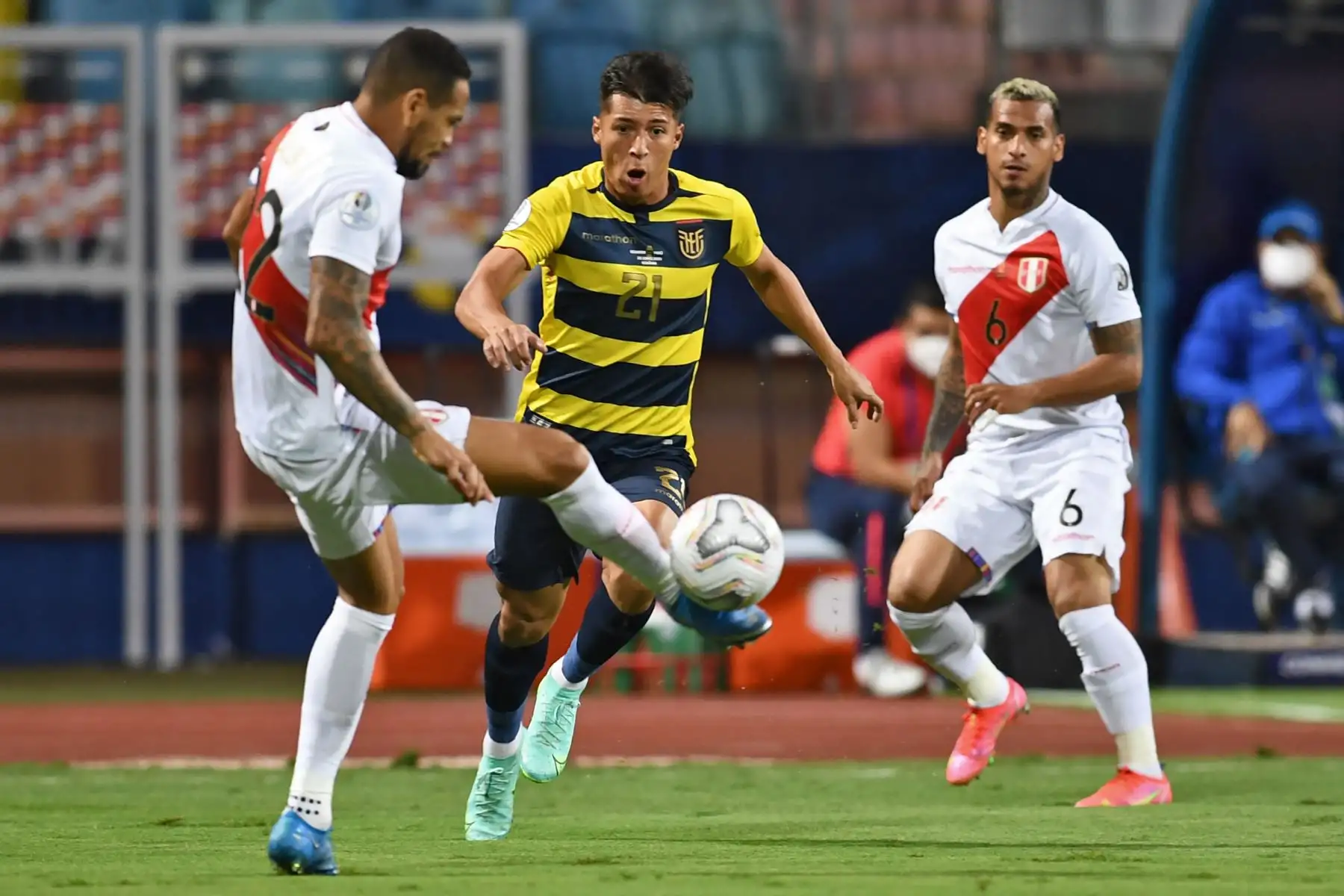 El peruano Alexander Callens y el ecuatoriano Alan Franco compiten por el balón durante el partido de la fase de grupos del torneo de fútbol Conmebol Copa América 2021 en el Estadio Olímpico de Goiania, Brasil.
Foto: AFP