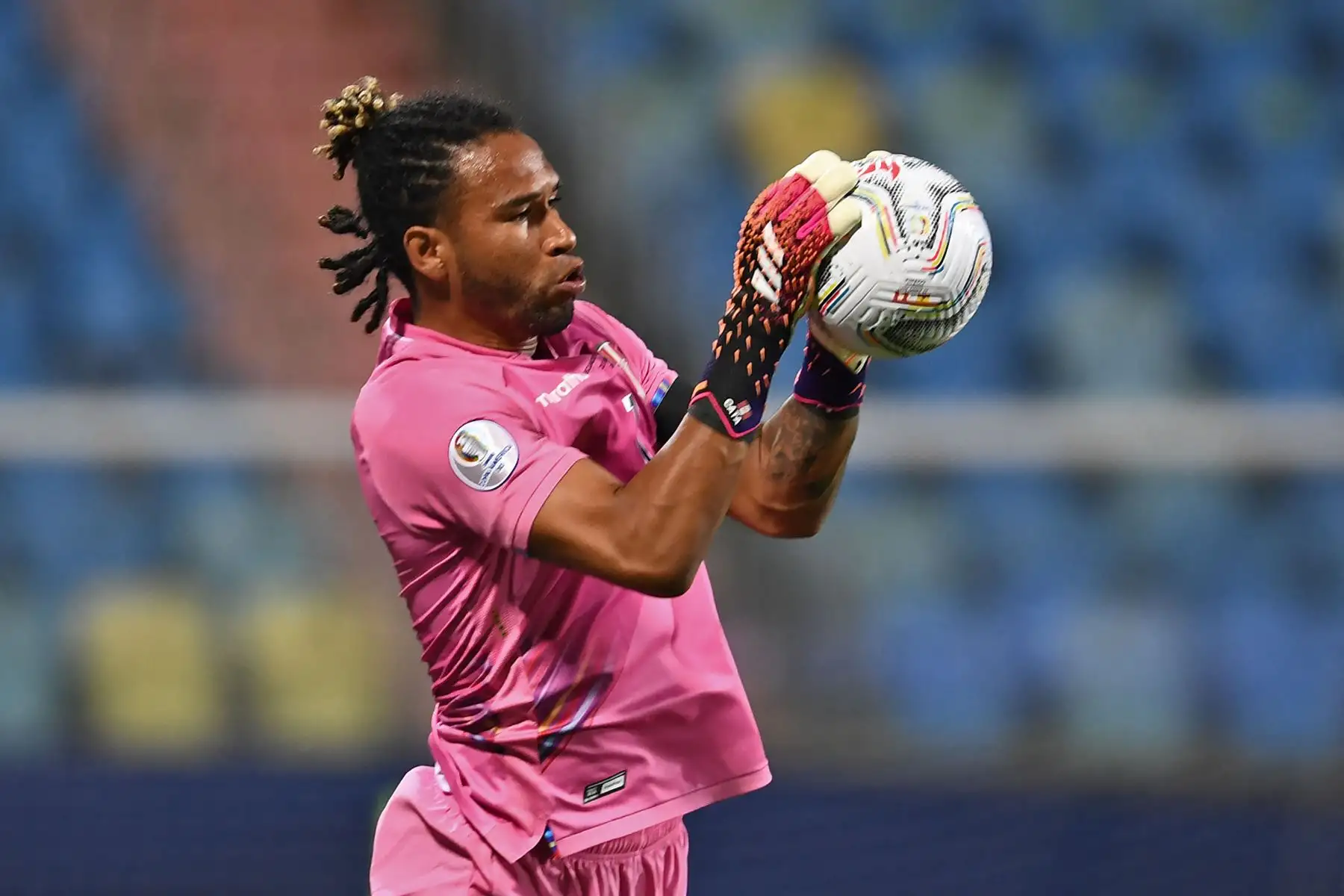 El arquero peruano Pedro Gallese detiene un balón durante el partido de la fase de grupos del torneo de fútbol Conmebol Copa América 2021 contra Ecuador en el Estadio Olímpico de Goiania, Brasil.
Foto: AFP