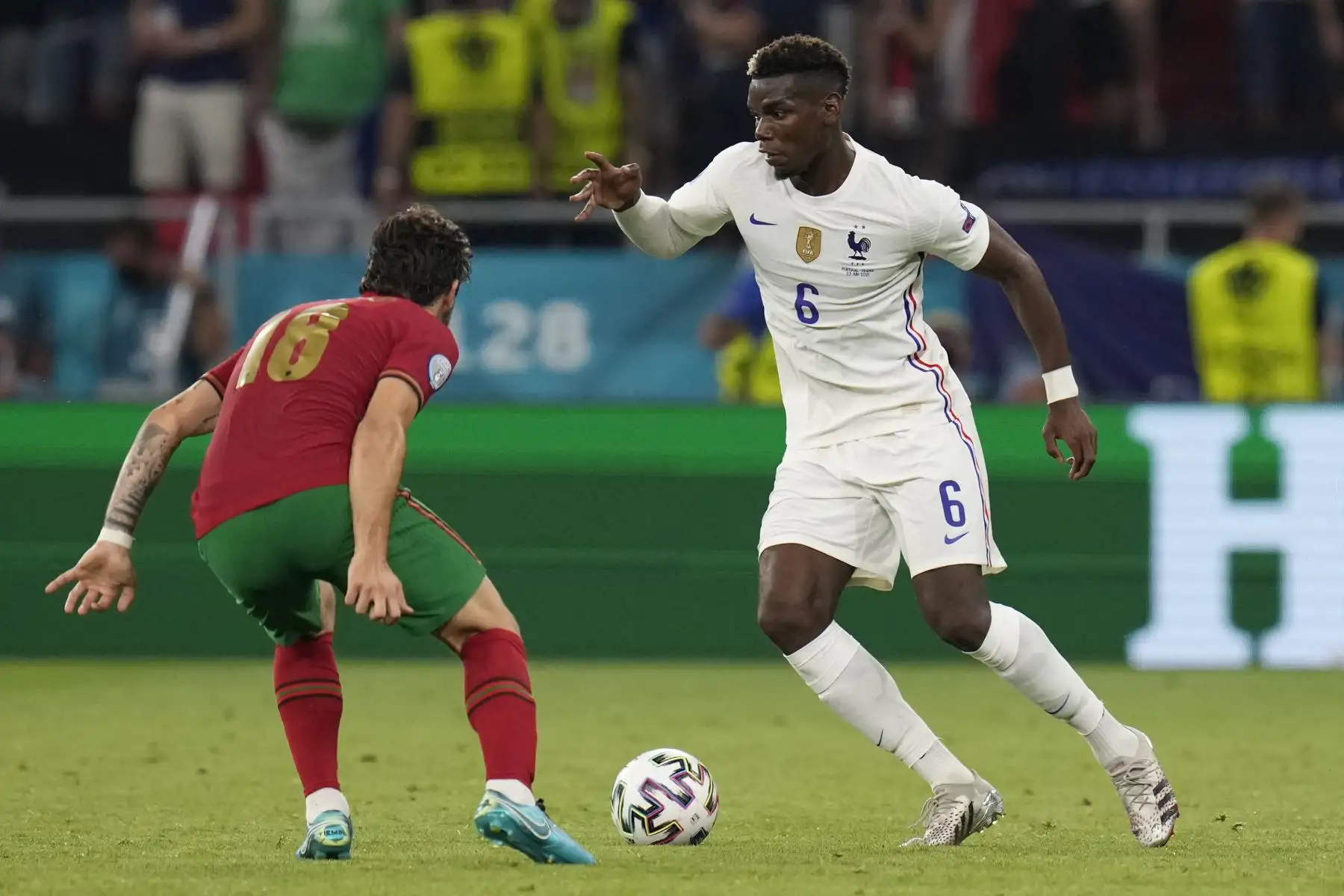 El centrocampista francés Paul Pogba lucha por el balón con el centrocampista portugués Renato Sanches durante el partido por el Grupo F de la UEFA EURO 2020. Foto: AFP