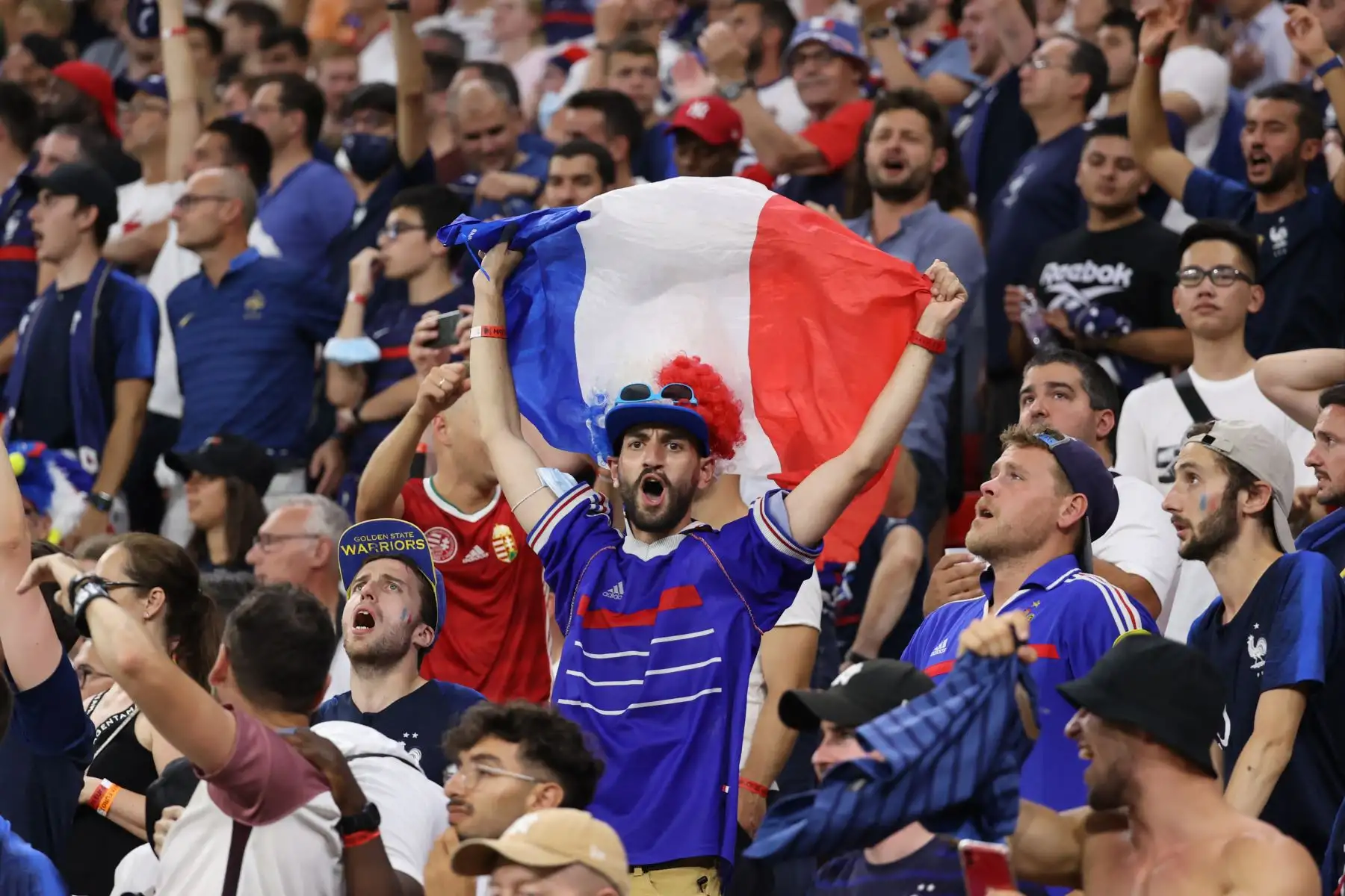 Los seguidores de Francia alientan a su equipo durante el partido ante Portugal por el Grupo F de la UEFA EURO 2020, en el Puskas Arena de Budapest. Foto: AFP