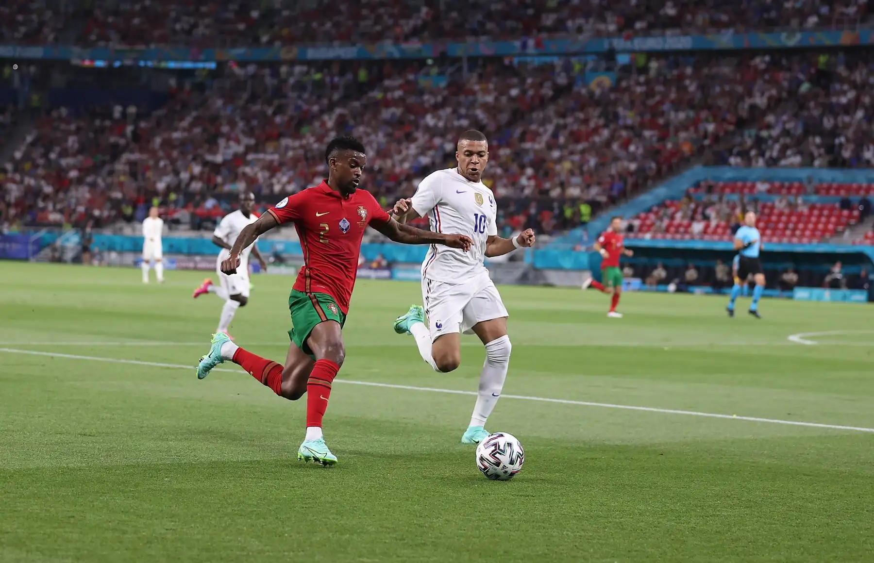 Nelson Semedo de Portugal en acción contra Kylian Mbappé de Francia durante el partido por el grupo F de la UEFA EURO 2020, en Budapest, Hungría. Foto: EFE