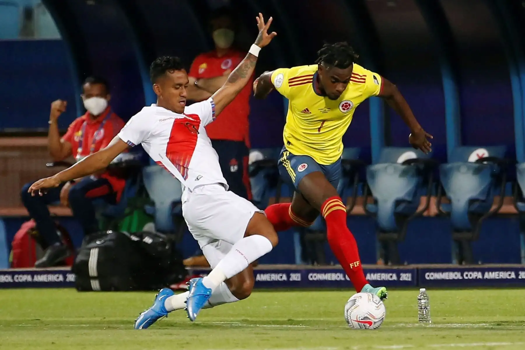 Duván Zapata  de Colombia disputa hoy el balón con Renato Tapia de Perú, durante un partido por el grupo B de la Copa América en el Estadio Olímpico Pedro Ludovico Teixeira, en (Brasil.
Foto: EFE