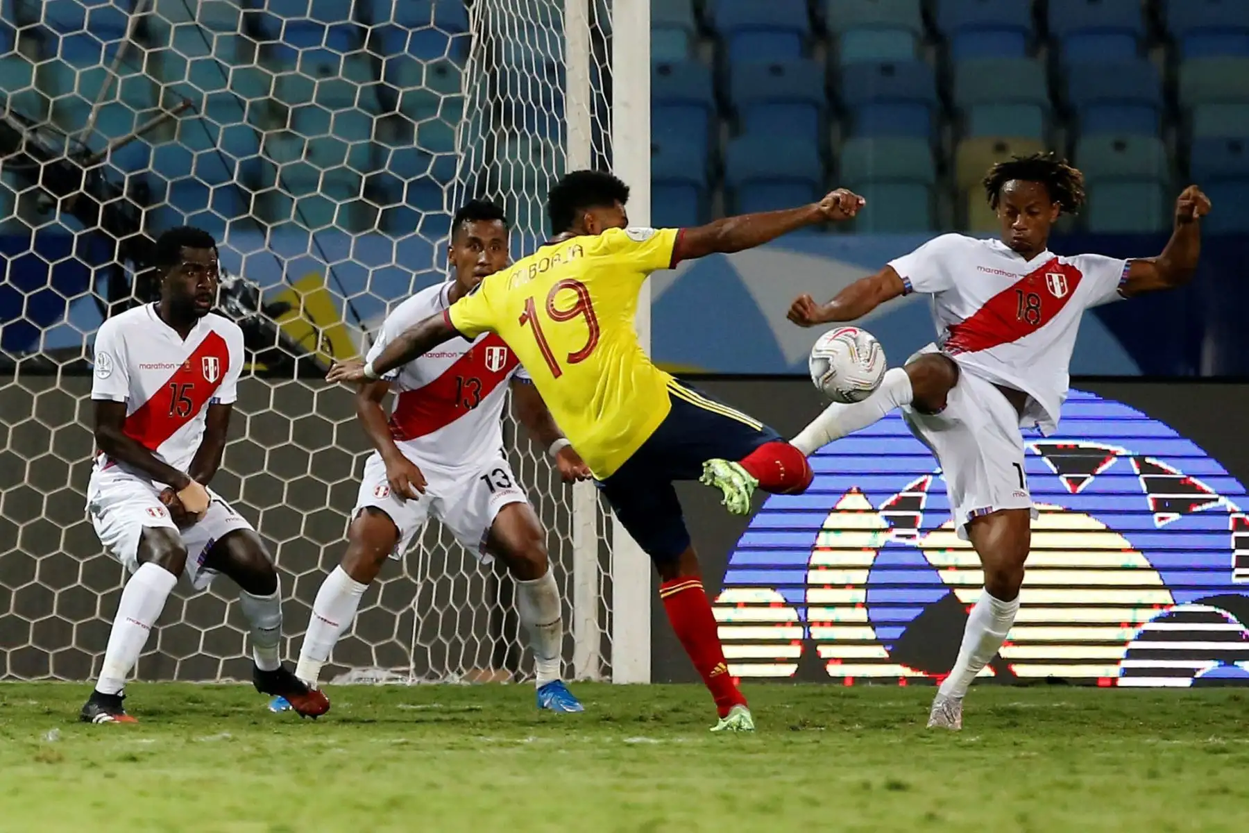 Miguel Ángel Borja de Colombia patea el balón ante la marca de Christian Ramos , Renato Tapia y André Carrillo de Perú, durante un partido por el grupo B de la Copa América en el Estadio Olímpico Pedro Ludovico Teixeira, en Brasil. 
Foto: EFE