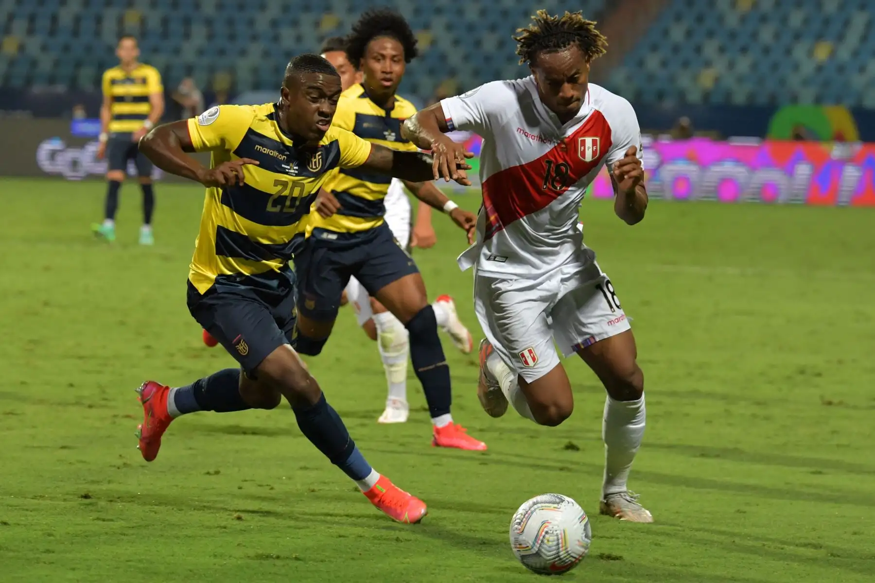 El ecuatoriano Jhegson Méndez y el peruano Andre Carrillo compiten por el balón durante el partido de la fase de grupos del torneo de fútbol Conmebol Copa América 2021 en el Estadio Olímpico de Goiania, Brasil.
Foto: AFP