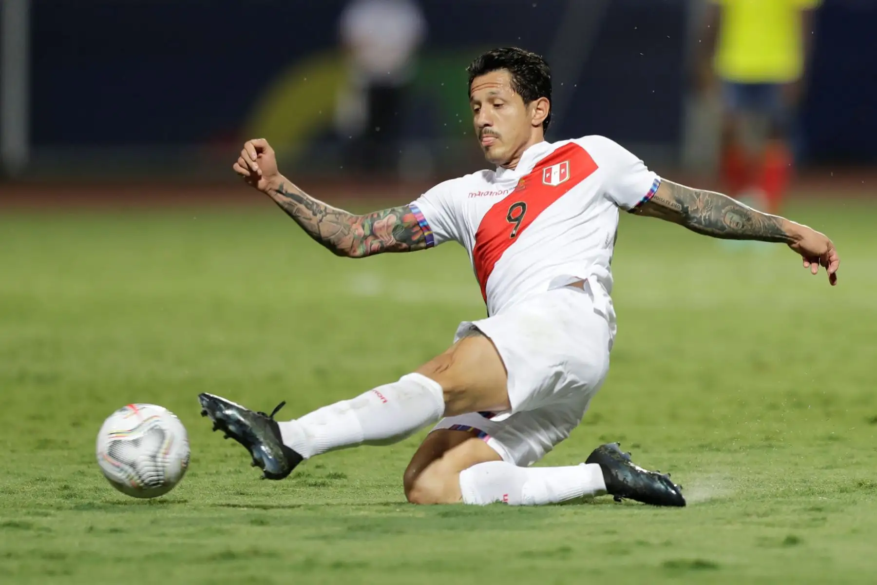 Gianluca Lapadula de Perú patea el balón ante Colombiahoy, en un partido por el grupo B de la Copa América en el Estadio Olímpico Pedro Ludovico Teixeira, en Brasil.
Foto: EFE