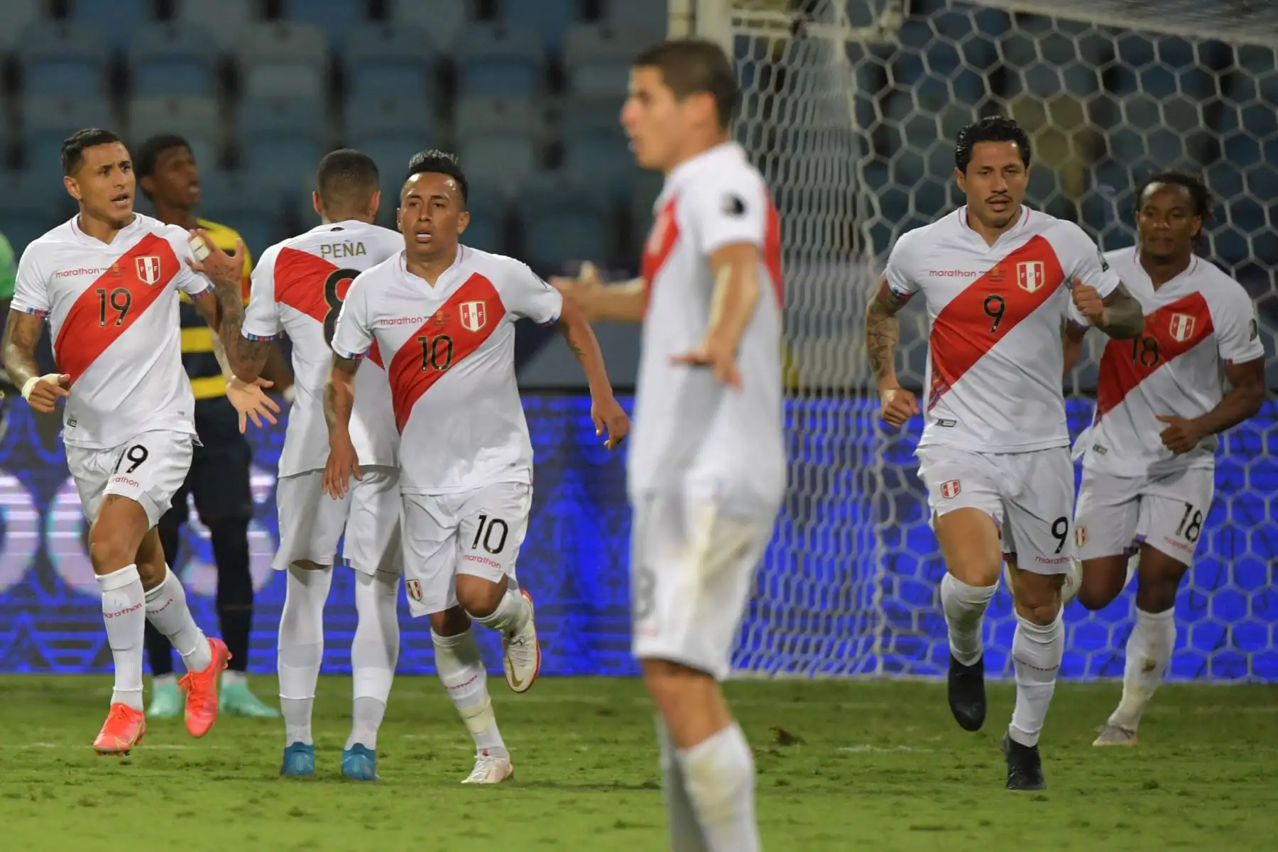 El peruano Gianluca Lapadula  celebra tras anotar contra Ecuador durante su partido de la fase de grupos del torneo de fútbol Conmebol Copa América 2021 en el Estadio Olímpico de Goiania, Brasil.
Foto: AFP