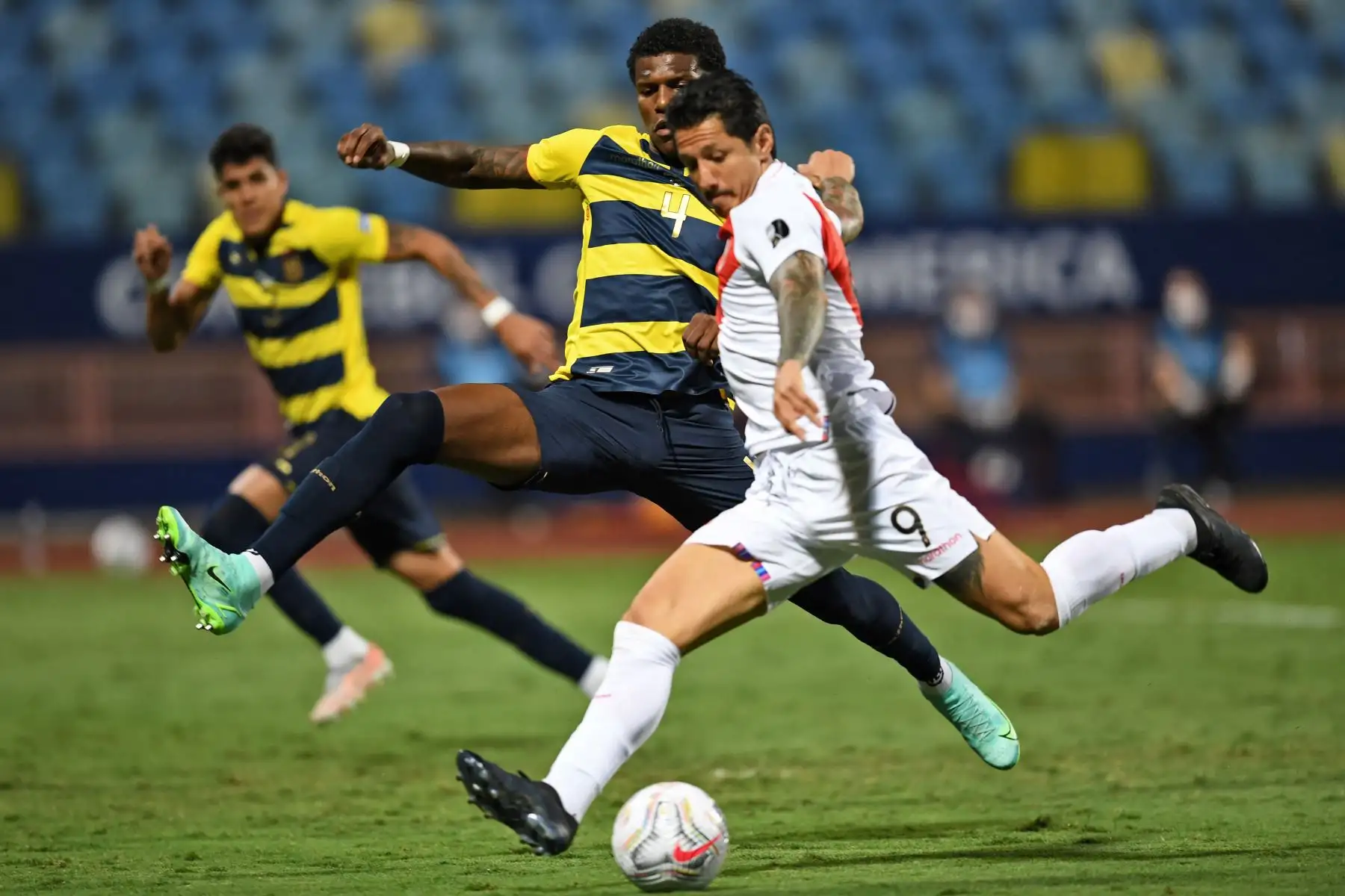 El peruano Gianluca Lapadula dispara para anotar contra Ecuador durante el partido de la fase de grupos del torneo de fútbol Conmebol Copa América 2021 en el Estadio Olímpico de Goiania, Brasil.
Foto: AFP