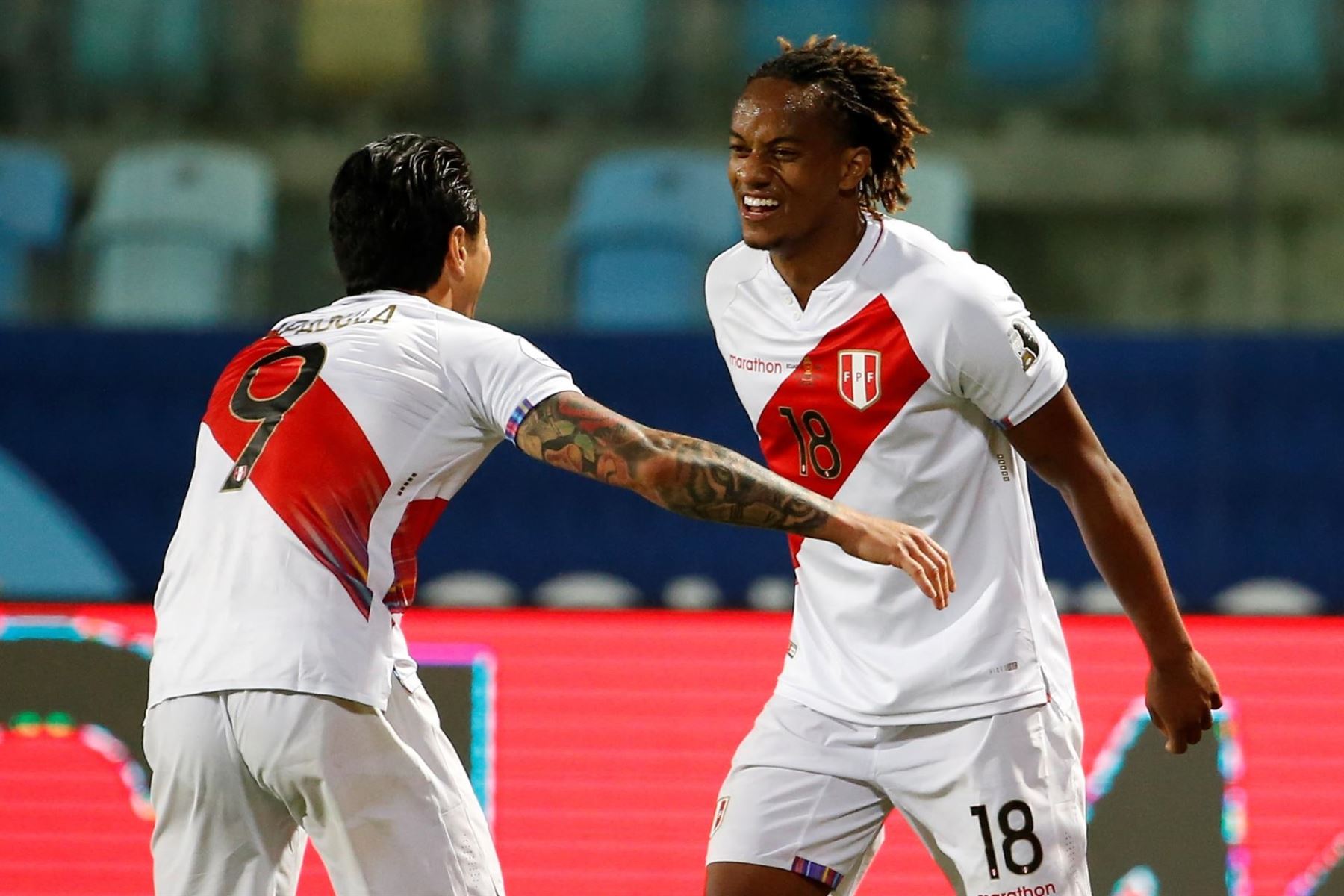Gianluca Lapadula marcó su primer gol con la camiseta de la selección peruana. Foto: Efe.