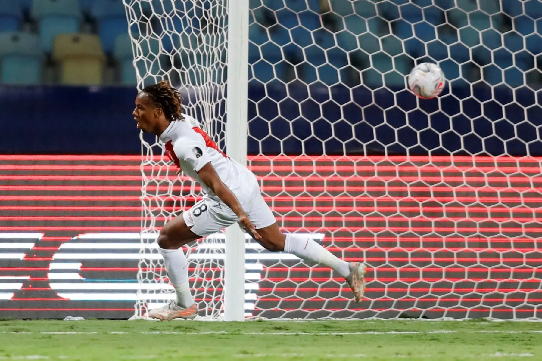 André Carrillo de Perú celebra  tras anotar contra Ecuador, durante un partido por el grupo B de la Copa América en el estadio Olímpico Pedro Ludovico Teixeira, en Brasil.
Foto: EFE