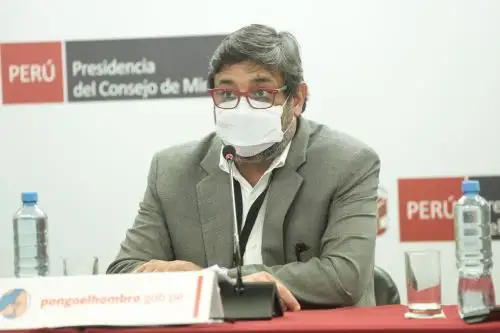 Señaló si los contagios siguen bajando y se retrasa la tercera ola, la apertura podría suceder en el segundo semestre del año. Foto: PCM