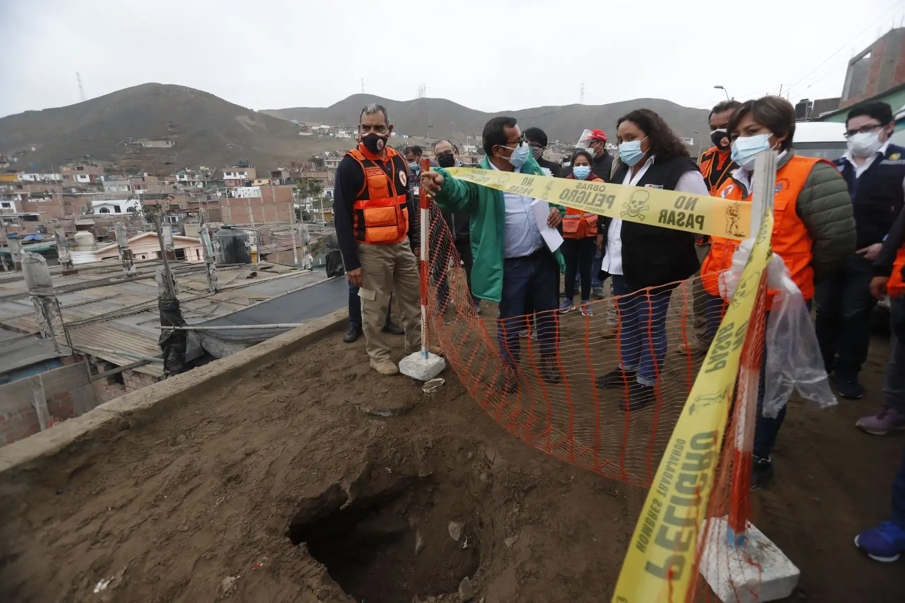 Ministra de Vivienda, Solangel Natali Fernández inspeccionó, junto al jefe de Indeci y la alcaldesa de Mala, el sector de Dignidad Nacional Etapa II, una de las zonas más afectadas por el sismo en el distrito.
Foto: Ministerio de Vivienda