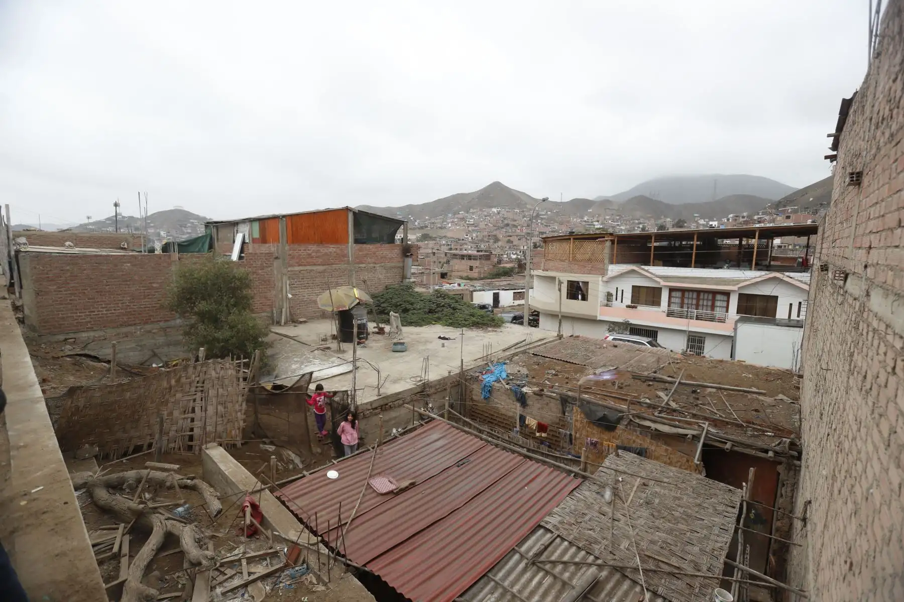 Ministra de Vivienda, Solangel Natali Fernández inspeccionó, junto al jefe de Indeci y la alcaldesa de Mala, el sector de Dignidad Nacional Etapa II, una de las zonas más afectadas por el sismo en el distrito.
Foto: Ministerio de Vivienda