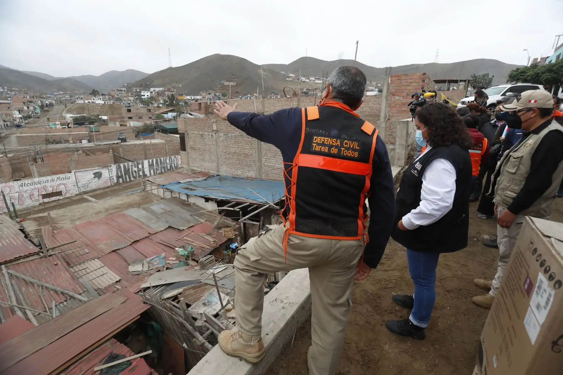 Ministra de Vivienda, Solangel Natali Fernández inspeccionó, junto al jefe de Indeci y la alcaldesa de Mala, el sector de Dignidad Nacional Etapa II, una de las zonas más afectadas por el sismo en el distrito.
Foto: Ministerio de Vivienda