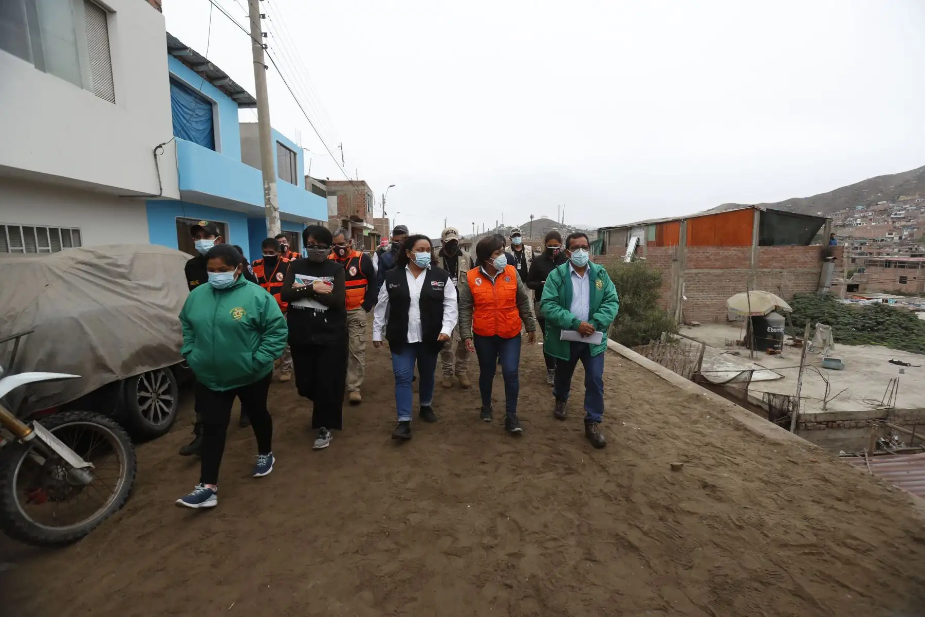 Ministra de Vivienda, Solangel Natali Fernández inspeccionó, junto al jefe de Indeci y la alcaldesa de Mala, el sector de Dignidad Nacional Etapa II, una de las zonas más afectadas por el sismo en el distrito.
Foto: Ministerio de Vivienda
