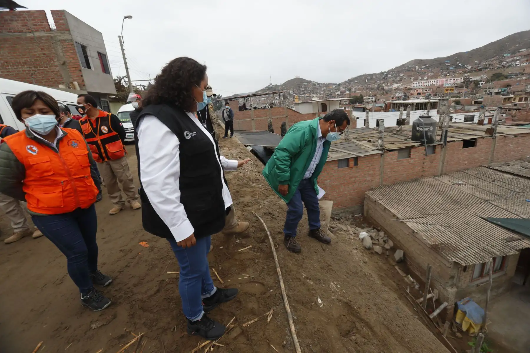 Ministra de Vivienda, Solangel Natali Fernández inspeccionó, junto al jefe de Indeci y la alcaldesa de Mala, el sector de Dignidad Nacional Etapa II, una de las zonas más afectadas por el sismo en el distrito.
Foto: Ministerio de Vivienda