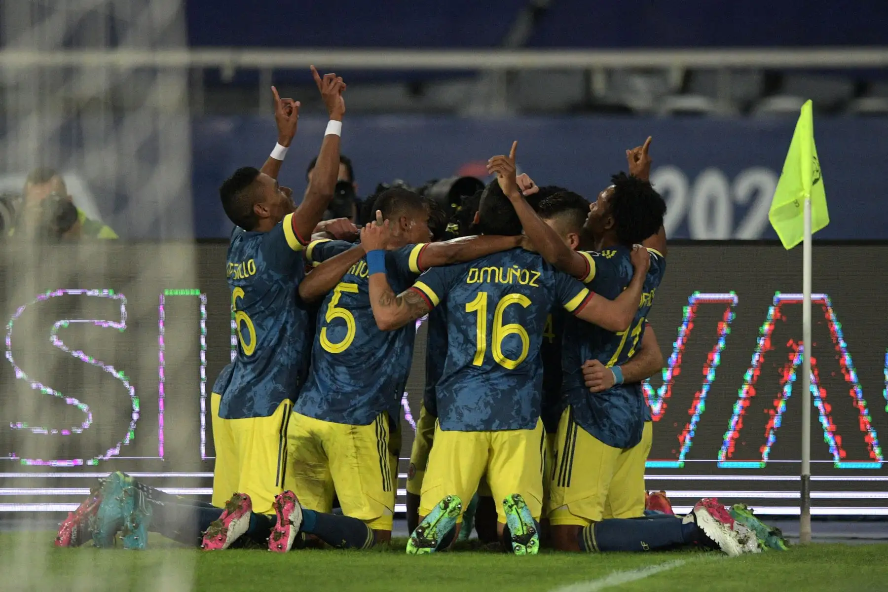 Los jugadores de Colombia celebran tras anotar contra Brasil durante el partido de la fase de grupos del torneo de fútbol Conmebol Copa América 2021, en el Estadio Nilton Santos de Río de Janeiro, Brasil.
Foto: AFP