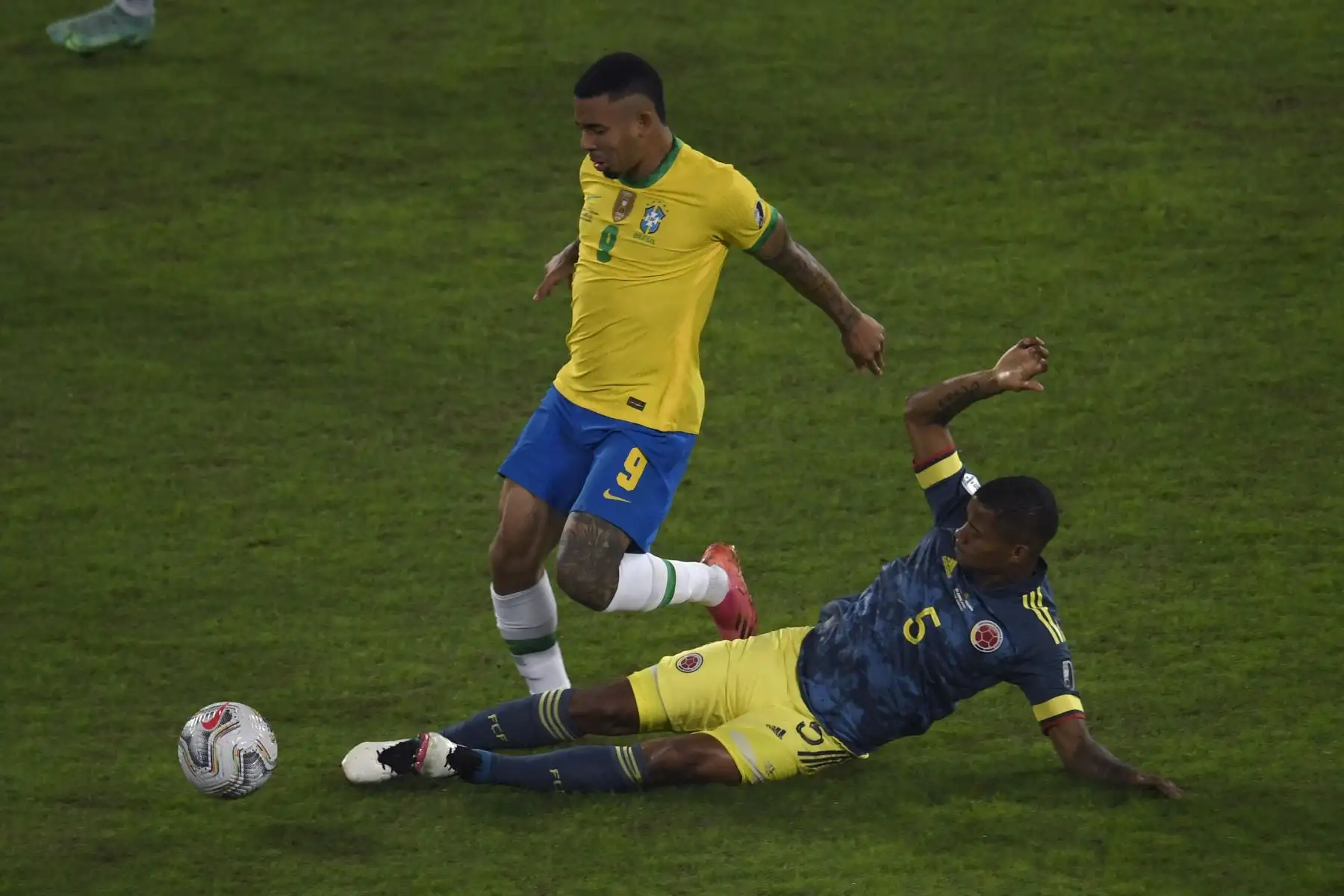 El brasileño Gabriel Jesus y el colombiano Wilmar Barrios compiten por el balón durante el partido de la fase de grupos del torneo de fútbol Conmebol Copa América 2021 en el estadio Nilton Santos de Río de Janeiro, Brasil.
Foto: AFP
