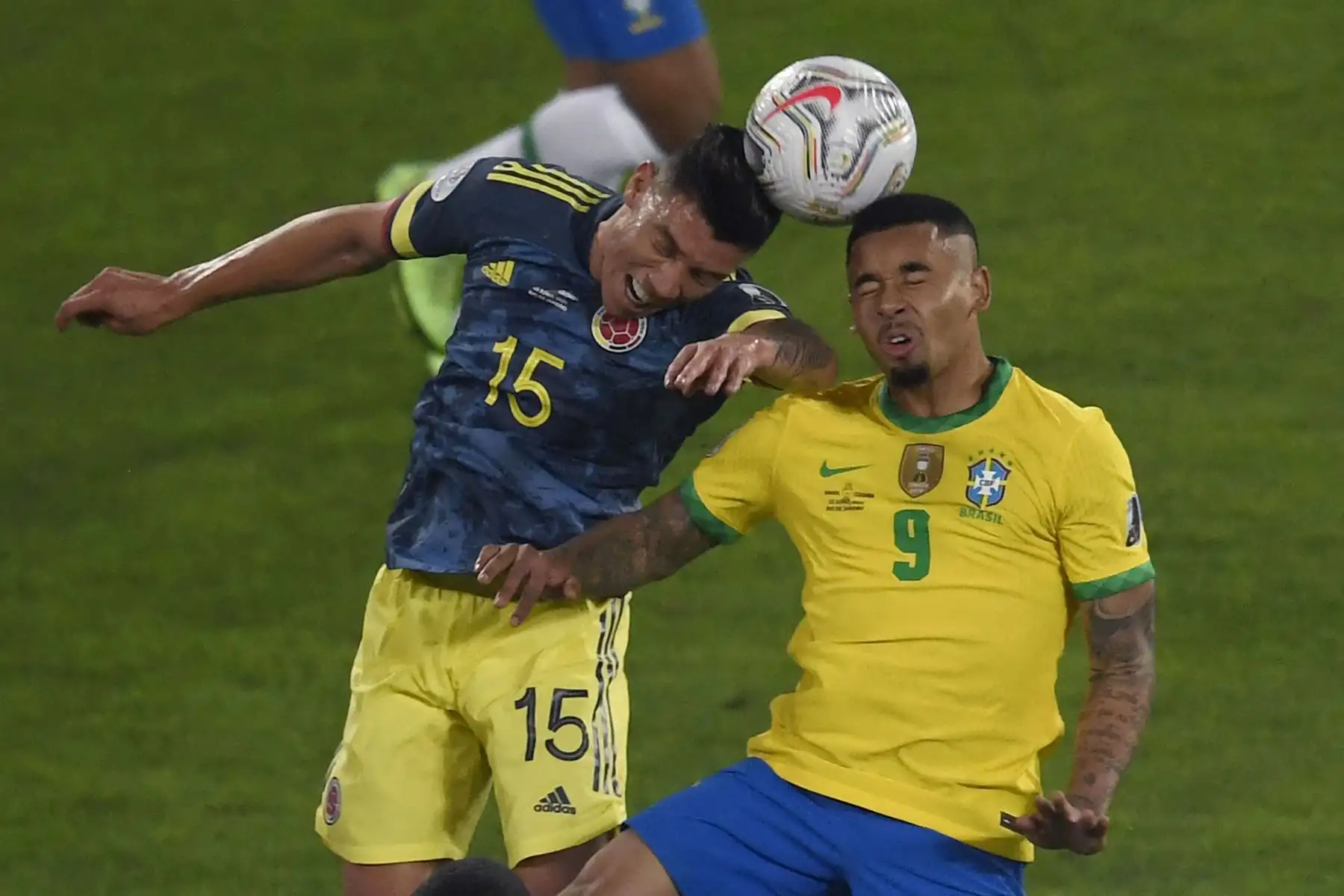 El colombiano Mateus Uribe y el brasileño Gabriel Jesus compiten por el balón durante el partido de la fase de grupos del torneo de fútbol Conmebol Copa América 2021 en el estadio Nilton Santos de Río de Janeiro, Brasil.
Foto: AFP