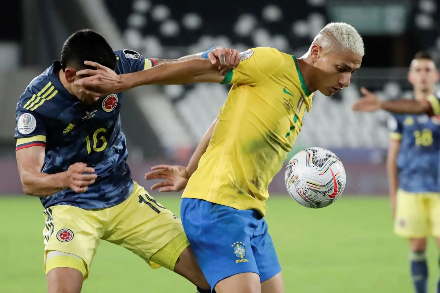 Richarlison de Brasil disputa hoy el balón con Daniel Muñoz de Colombia, durante un partido por el Grupo B de la Copa América en el Estadio Olímpico Nilton Santos de Río de Janeiro.
Foto: EFE