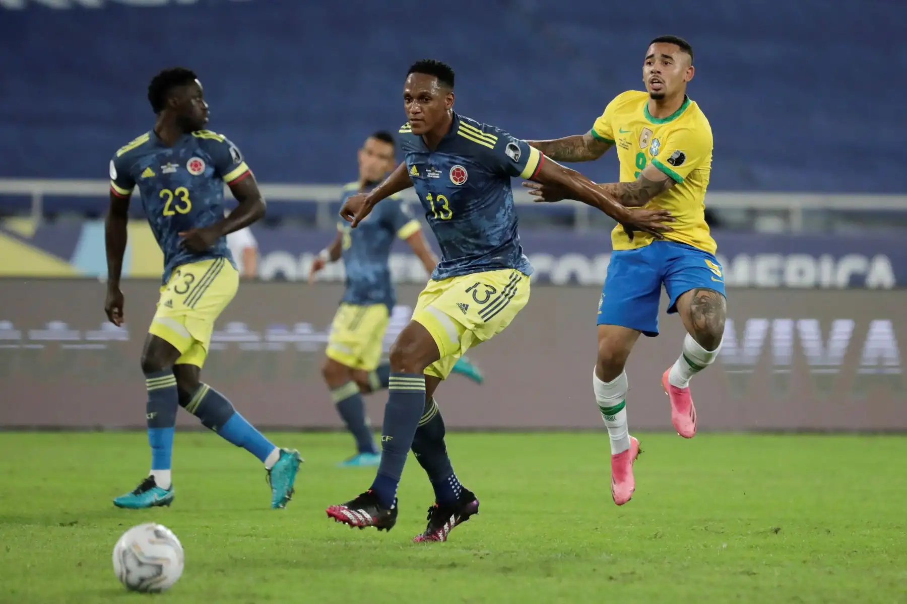 Gabriel Jesús de Brasil disputa hoy el balón con Yerry Mina  de Colombia, durante un partido por el Grupo B de la Copa América en el Estadio Olímpico Nilton Santos de Río de Janeiro.
Foto: EFE