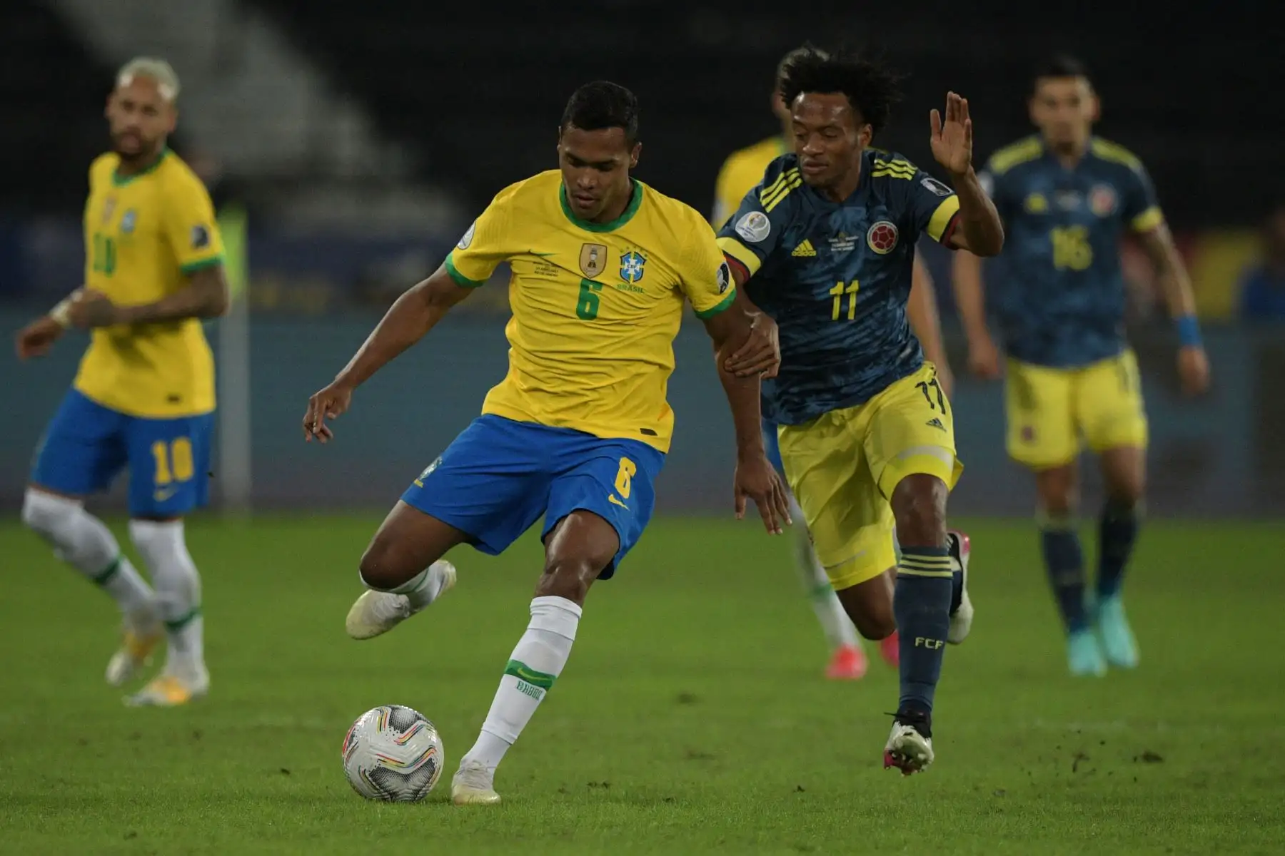 Alex Sandro de Brasil y Juan Cuadrado de Colombia compiten por el balón durante el partido de la fase de grupos del torneo de fútbol Conmebol Copa América 2021 en el Estadio Nilton Santos en Río de Janeiro, Brasil.
Foto: AFP
