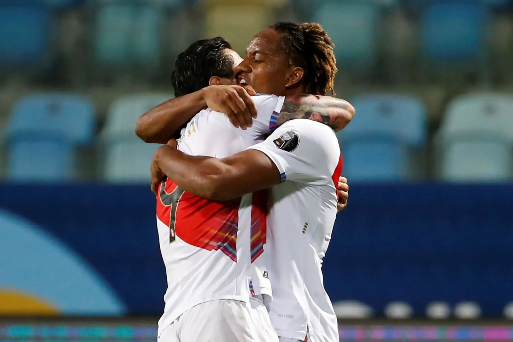 André Carrillo  de Perú celebra un gol con Gianluca Lapadula, en un partido del grupo B de la Copa América en el estadio Olímpico en Brasil.
Foto: EFE