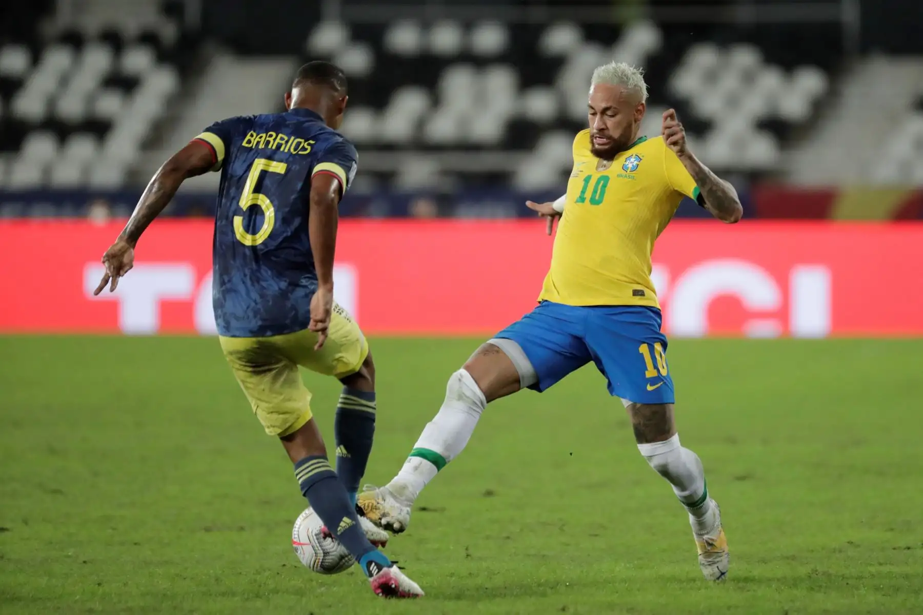 Neymar Jr de Brasil disputa el balón con Wilmar Barrios de Colombia, durante un partido por el Grupo B de la Copa América en el Estadio Olímpico Nilton Santos de Río de Janeiro.
Foto: EFE