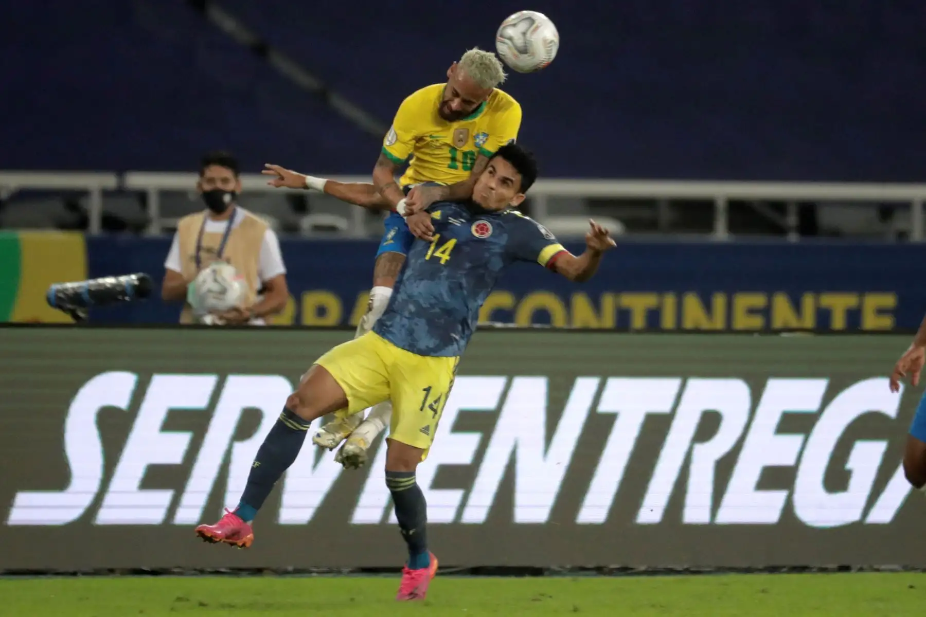 Neymar Jr de Brasil disputa el balón con Luis Díaz de Colombia, durante un partido por el Grupo B de la Copa América en el Estadio Olímpico Nilton Santos de Río de Janeiro.
Foto: EFE