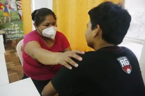 Exhortan a las familias mantener la calma y conversar con los niños que viven en casa de lo que ocurre durante un sismo y cómo deben actuar y participar. ANDINA/ Andina
