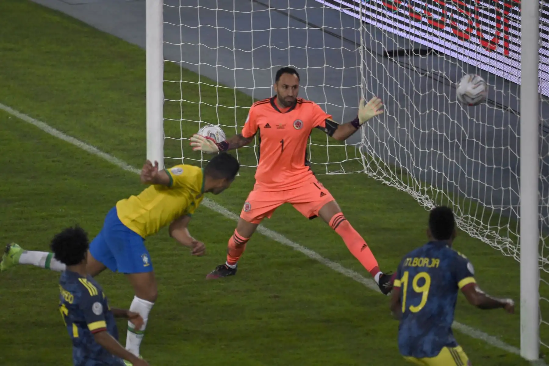 Casemiro de Brasil se dirige a anotar contra el portero de Colombia David Ospina durante el partido de la fase de grupos del torneo de fútbol Conmebol Copa América 2021, en el Estadio Nilton Santos en Río de Janeiro, Brasil.
Foto: AFP