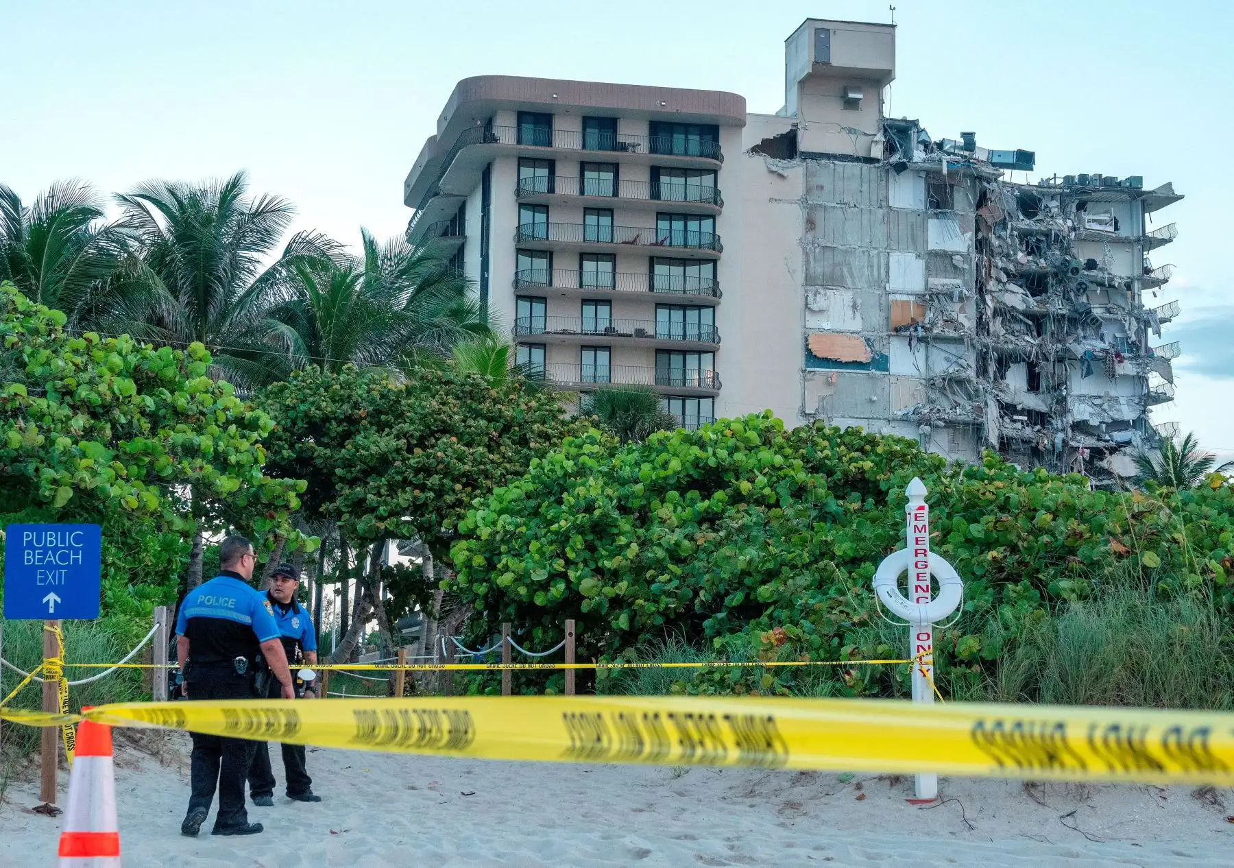 Al menos una persona murió este jueves al derrumbarse parte de un edificio residencial de 12 plantas y 40 años de antigüedad en una calle principal de Miami Beach, donde los bomberos luchan por rescatar a las personas que quedaron atrapadas. Foto: EFE