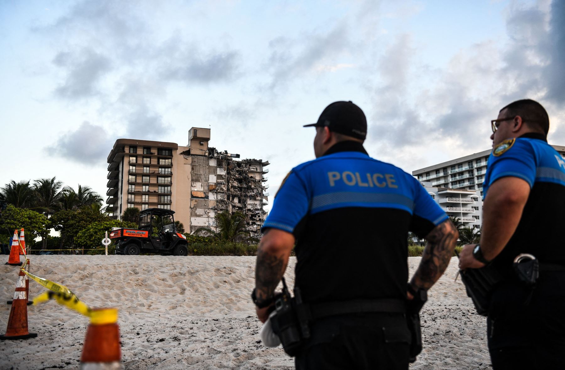 Más de 80 unidades de rescate fueron enviadas al lugar, según el Cuerpo de Bomberos de Miami-Dade. Foto: AFP