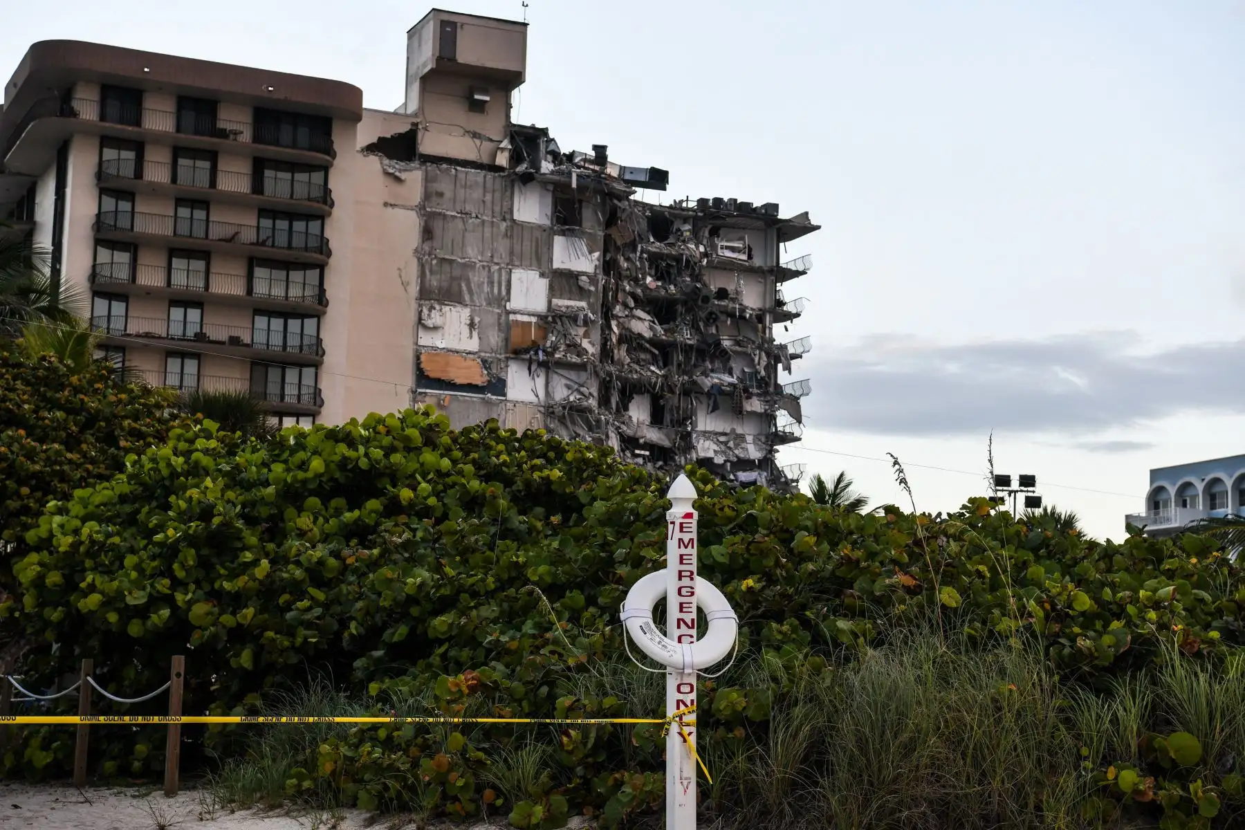 Más de 80 unidades de rescate fueron enviadas al lugar, según el Cuerpo de Bomberos de Miami-Dade. Foto: AFP