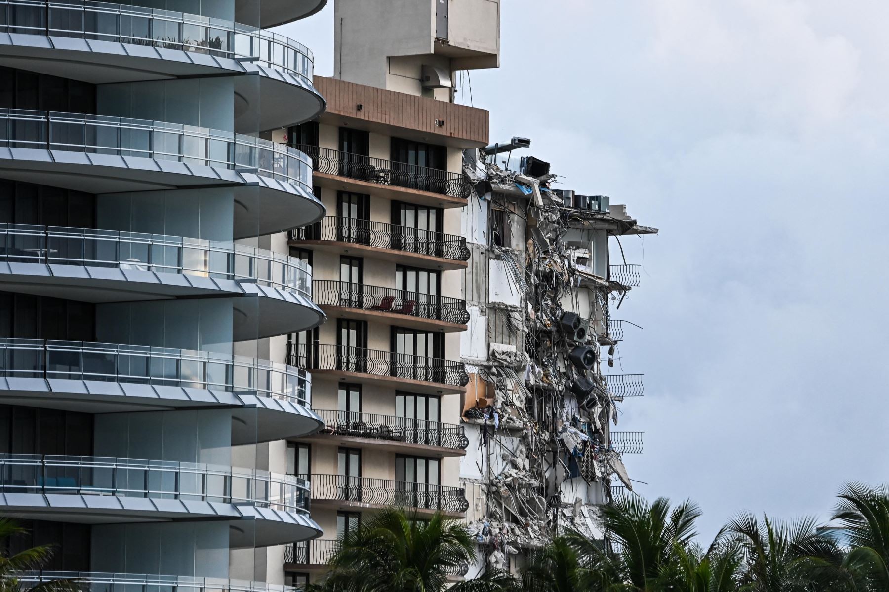 El alcalde de Surfside, Florida expresó su preocupación el jueves de que la parte de Champlain Towers South que aún está en pie también pueda colapsar. Foto: AFP