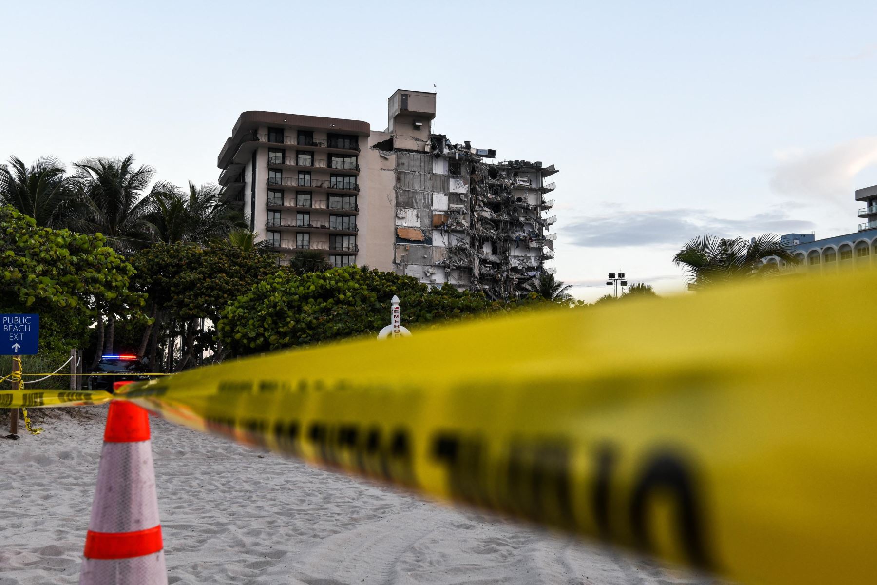 Se derrumba parcialmente un edificio cerca de Miami; hay al menos un muerto y 10 heridos. Foto: AFP
