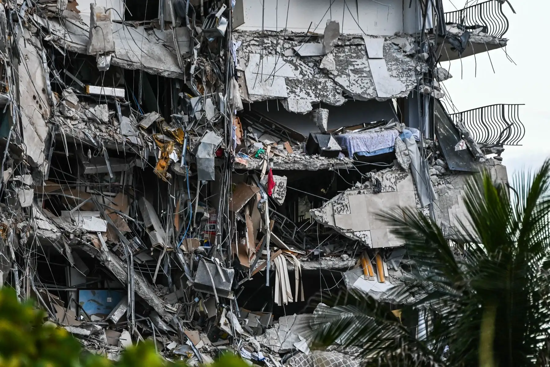 Al menos una persona murió este jueves al derrumbarse parte de un edificio residencial de 12 plantas y 40 años de antigüedad en una calle principal de Miami Beach, donde los bomberos luchan por rescatar a las personas que quedaron atrapadas. Foto: AFP