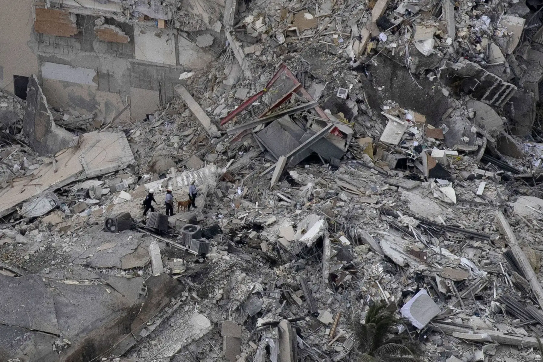 Personal de búsqueda y rescate, trabajan en los escombros de una torre residencial de 12 pisos que colapsó parcialmente el 24 de junio de 2021 en Surfside, Florida. Foto: AFP
