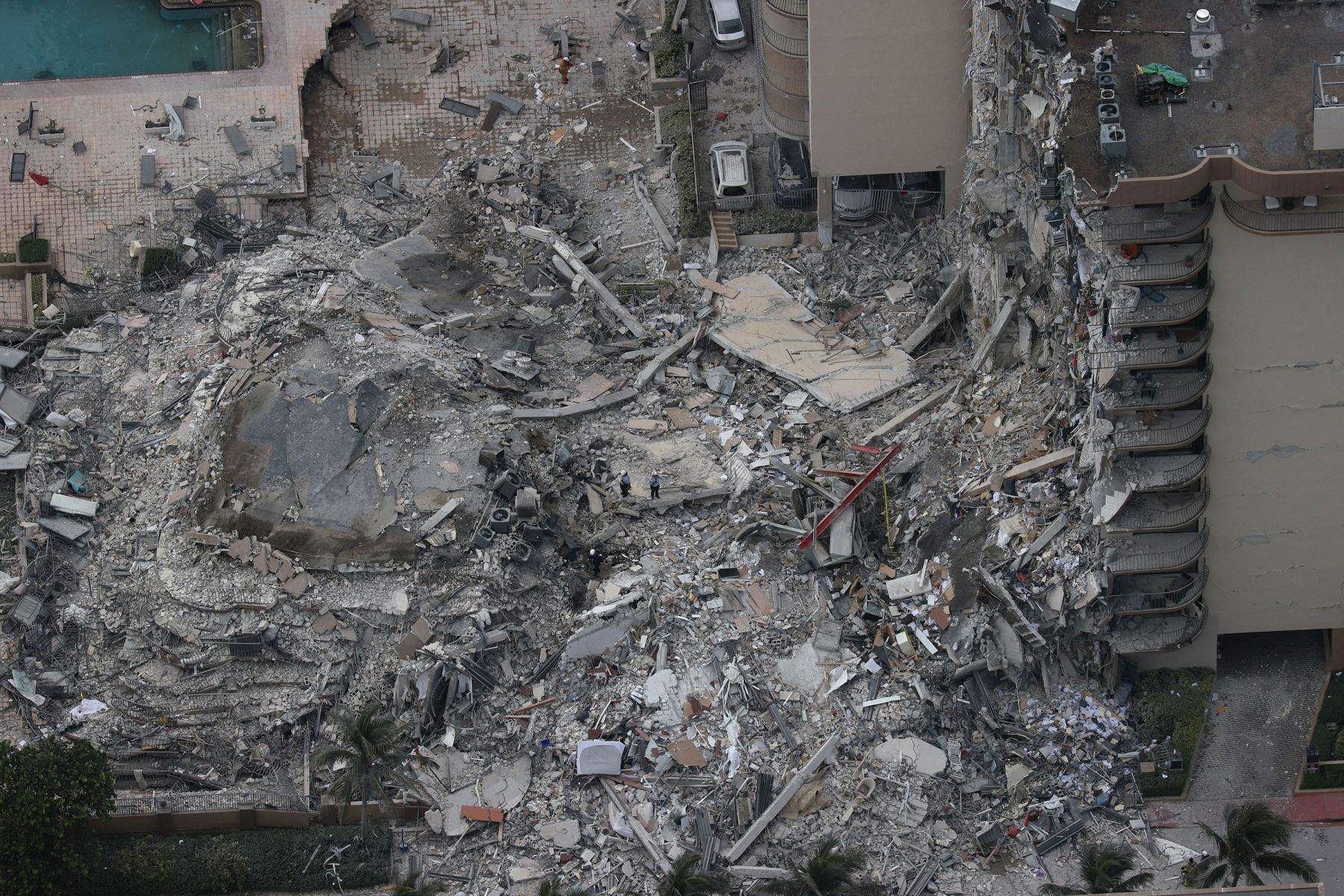 Personal de búsqueda y rescate, trabajan en los escombros de una torre residencial de 12 pisos que colapsó parcialmente el 24 de junio de 2021 en Surfside, Florida. Foto: AFP