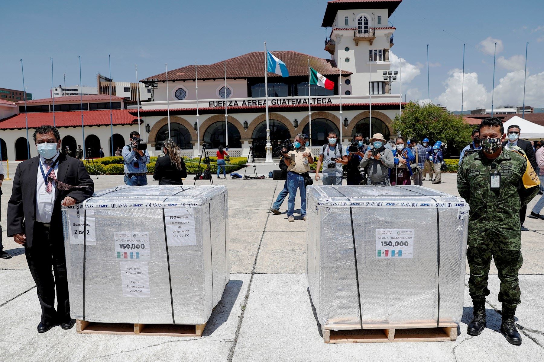 México entrega a Guatemala un primer donativo de 150.000 dosis de AstraZeneca . Foto: EFE
