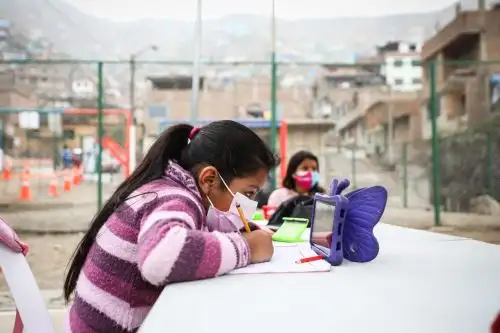 Aprendo en Comunidad es una estrategia del Ministerio de Educación, coordinada con los municipios y gobiernos regionales, que promueve la participación de los padres, madres y vecinos para lograr que ningún estudiante se quede fuera del servicio educativo. ANDINA/ Minedu