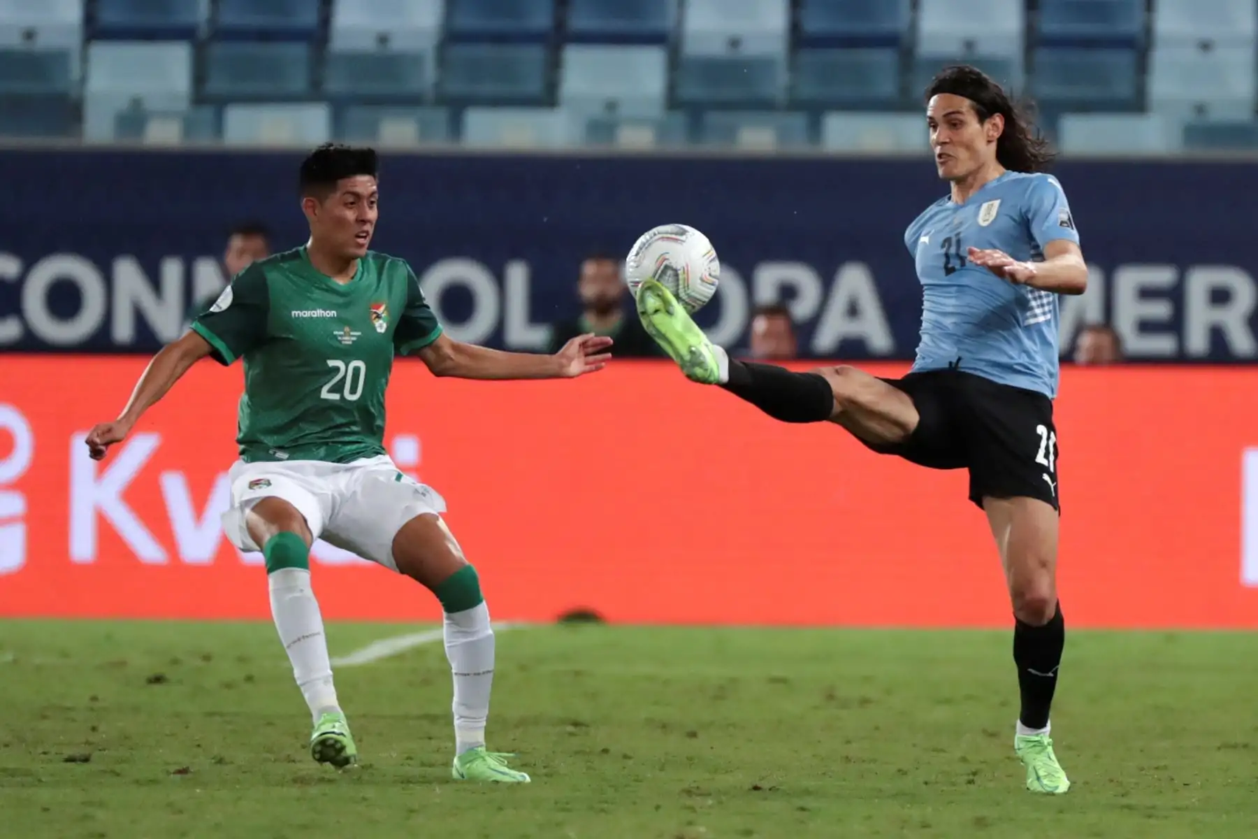 Ramiro Vaca de Bolivia disputa un balón con Edinson Cavani de Uruguay durante partido  por el grupo A de la Copa América, en el estadio Arena Pantanal, en Cuiabá, Brasil. Foto: EFE