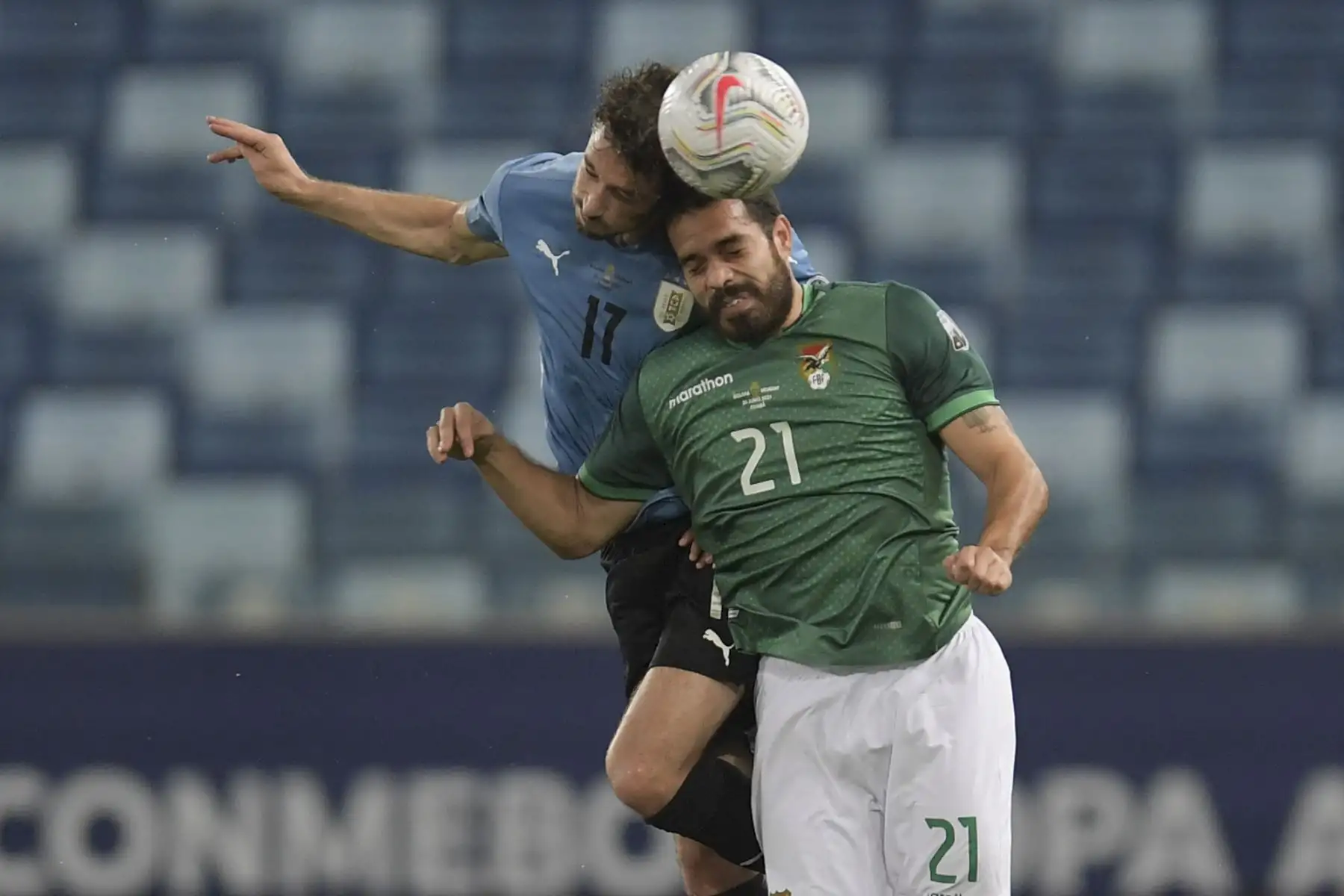 El uruguayo Matías Viña y el boliviano Erwin Sánchez compiten por el balón durante el partido de la fase de grupos de la Copa América 2021, en el estadio Arena Pantanal de Cuiabá, Brasil. Foto. AFP